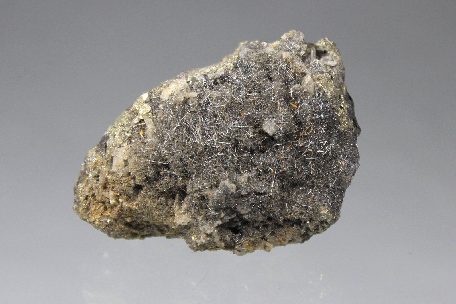 Jamesonite, Pyrite, Quartz
71mm x 58mm x 46mm
(Autor: Don Lum)