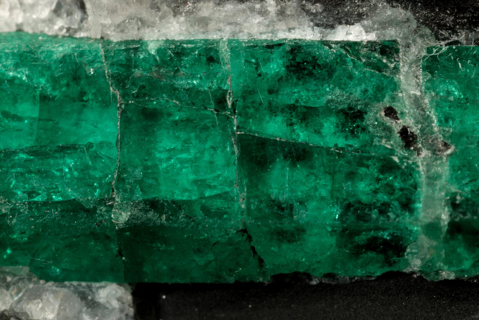 Beryl (variety emerald), Calcite, Pyrite
64x55x65mm, xl=27mm
(Autor: Fiebre Verde)