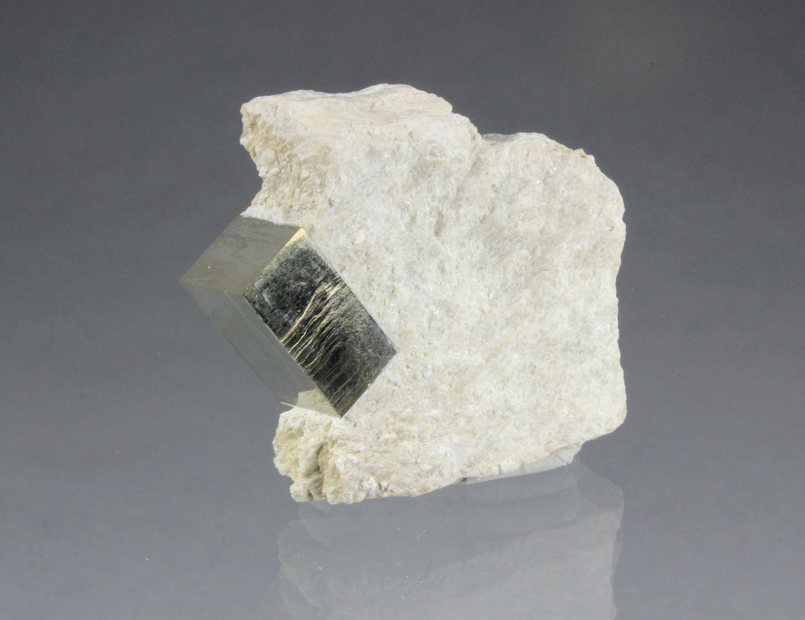 Pyrite
54mm x 18mm x 61mm
(Autor: Don Lum)