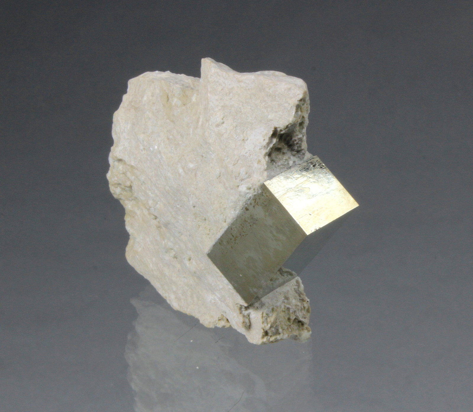 Pyrite
54mm x 18mm x 61mm
(Autor: Don Lum)