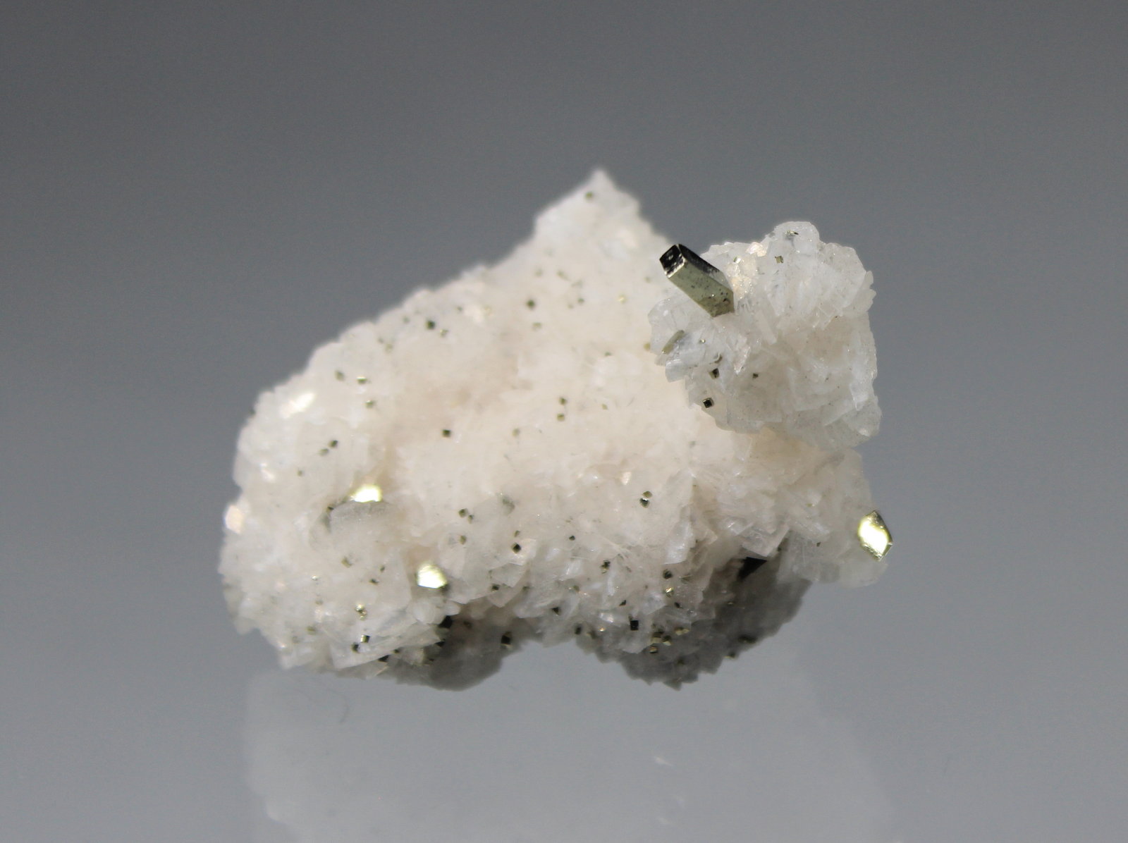 Pyrite, Calcite, Dolomite
35mm x 35mm x 47mm
(Autor: Don Lum)
