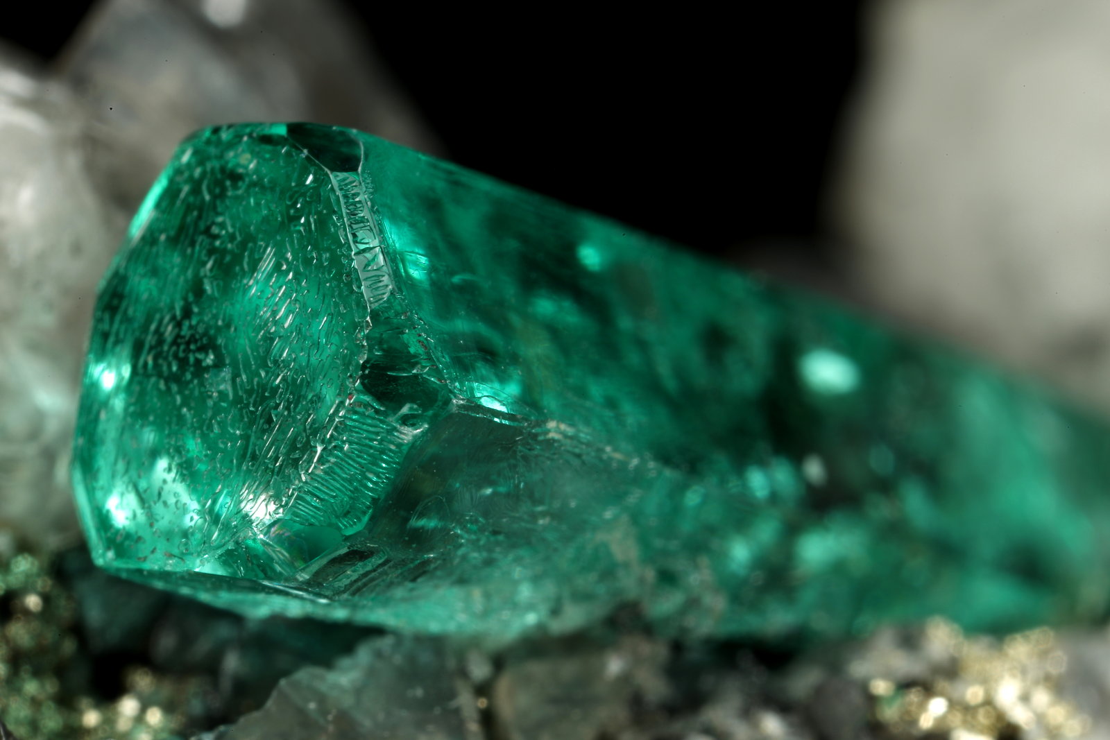 Beryl (variety emerald), Calcite, Dolomite, Pyrite
31x56x28mm, xl=19x6mm
(Autor: Fiebre Verde)