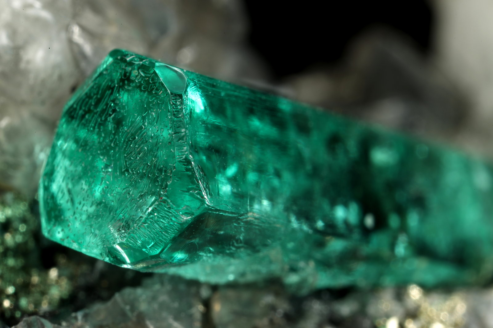 Beryl (variety emerald), Calcite, Dolomite, Pyrite
31x56x28mm, xl=19x6mm
(Autor: Fiebre Verde)