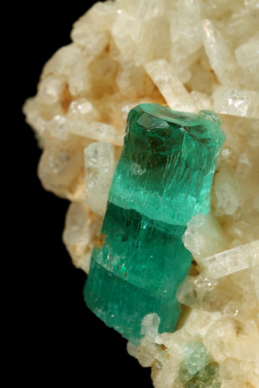 Beryl (variety emerald), Albite (variety cleavelandite)
29x31x21mm, xl=11mm
(Autor: Fiebre Verde)