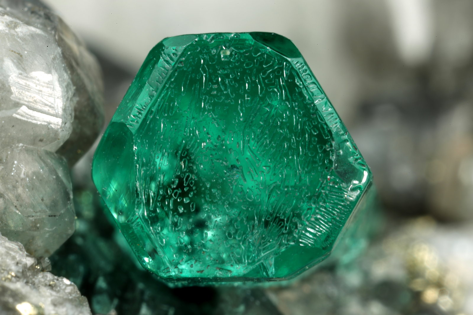 Beryl (variety emerald), Calcite, Dolomite, Pyrite
31x56x28mm, xl=19x6mm
(Autor: Fiebre Verde)