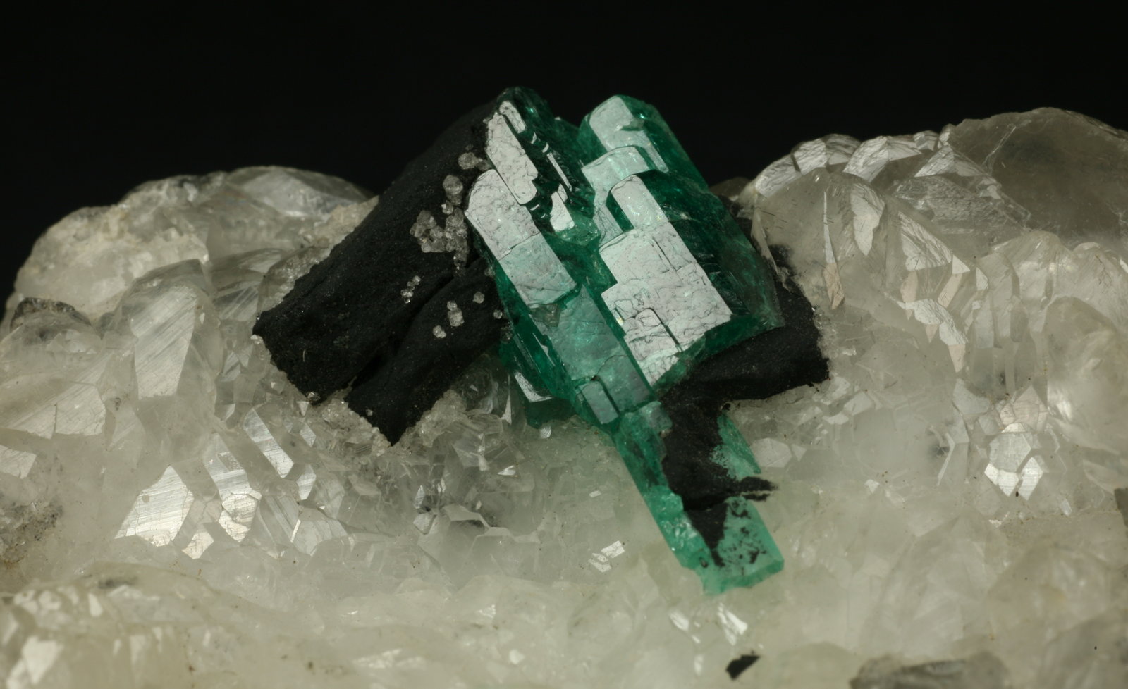 Beryl (variety emerald), Calcite
60x45x28mm
(Autor: Fiebre Verde)