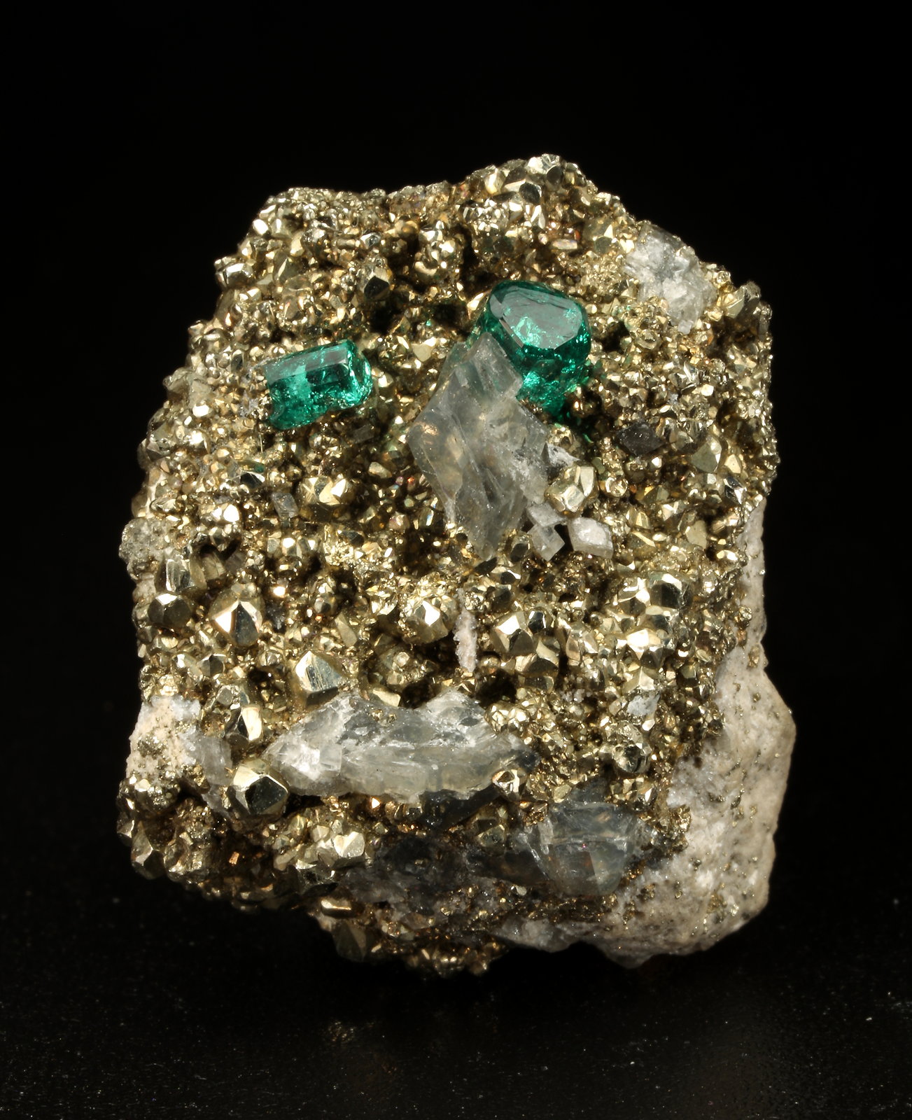 Beryl (variety emerald), Albite (variety cleavelandite), Calcite, Pyrite
18x25x12mm, xls=4 & 3mm
(Autor: Fiebre Verde)