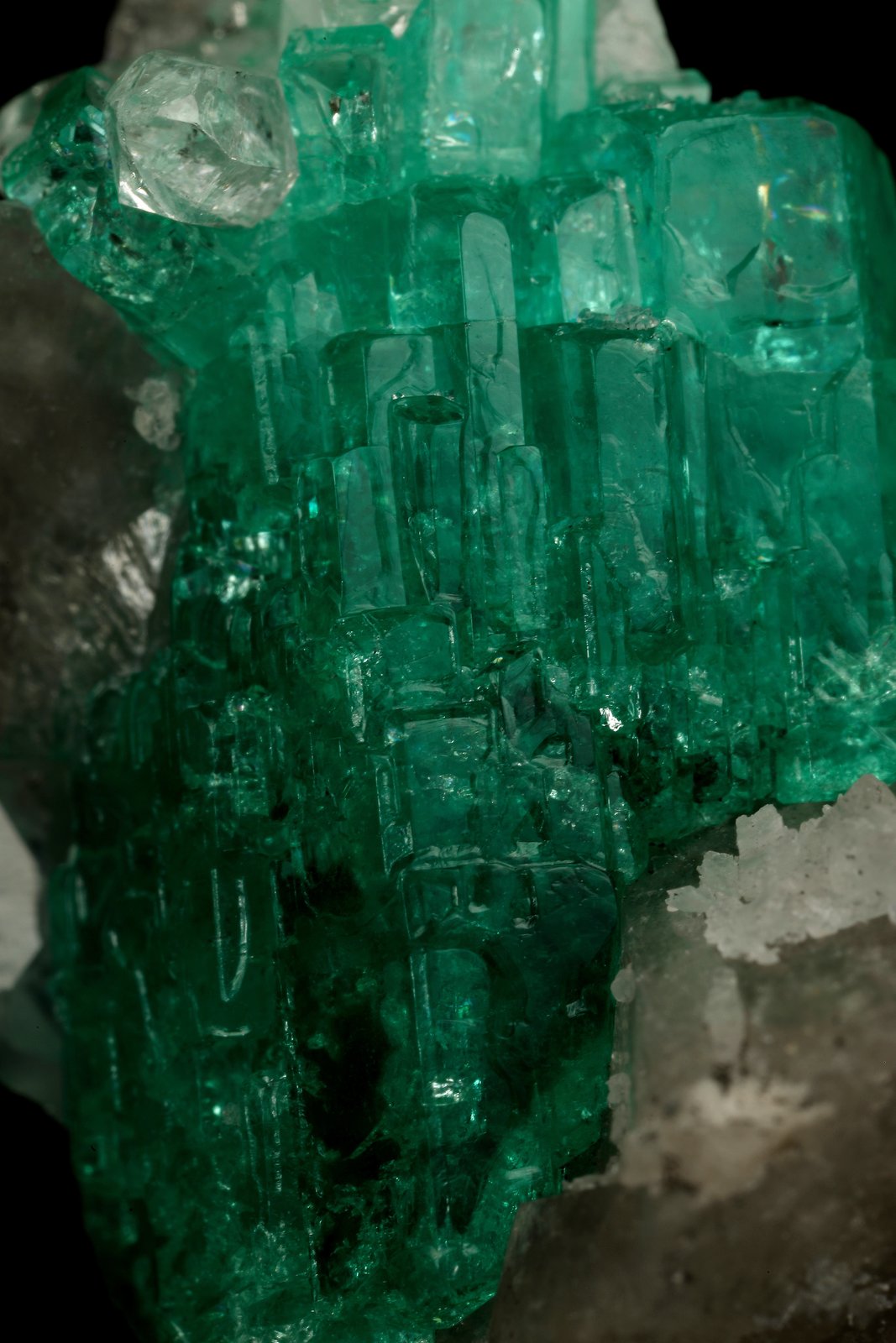 Beryl (variety emerald), Calcite, Quartz
21x35mm, cluster=20mm long
(Autor: Fiebre Verde)