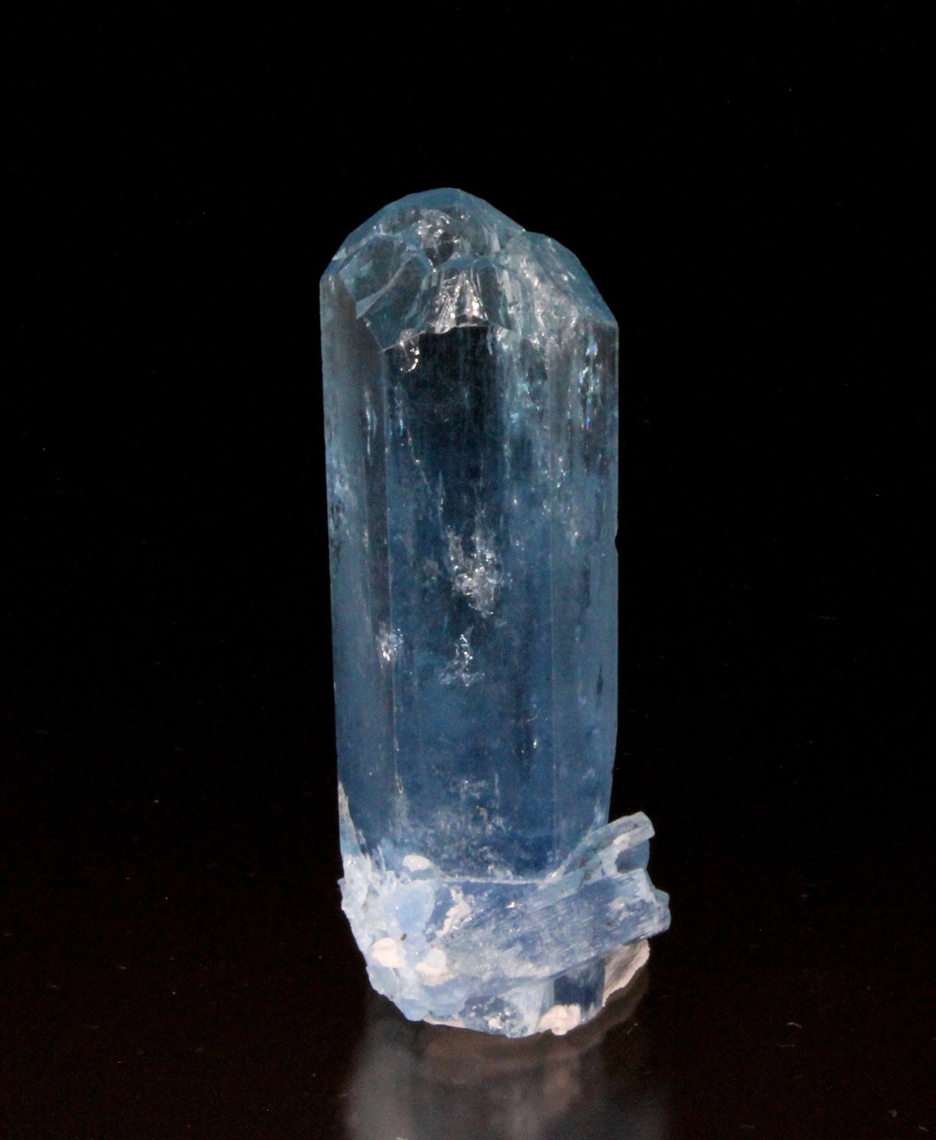 Beryl (variety aquamarine)
55mm x 20mm x 16mm
(Autor: Don Lum)