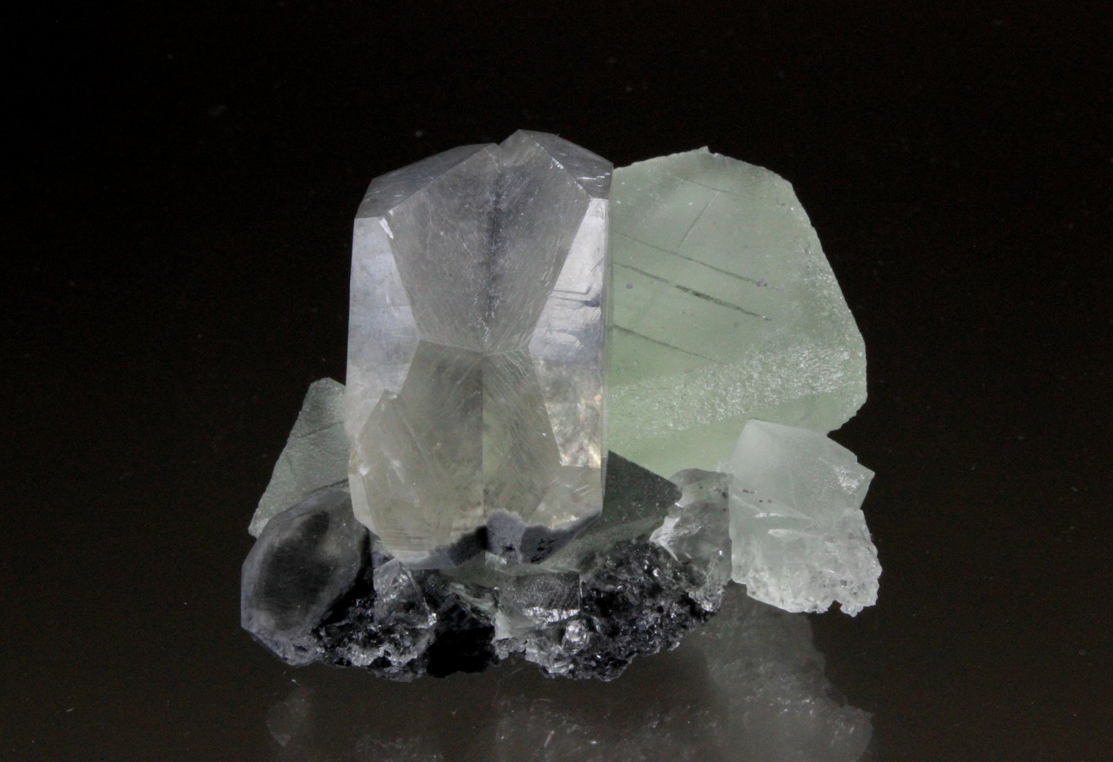 Fluorite, Calcite (twinned)
70mm x 58mm x 44mm
(Autor: Don Lum)