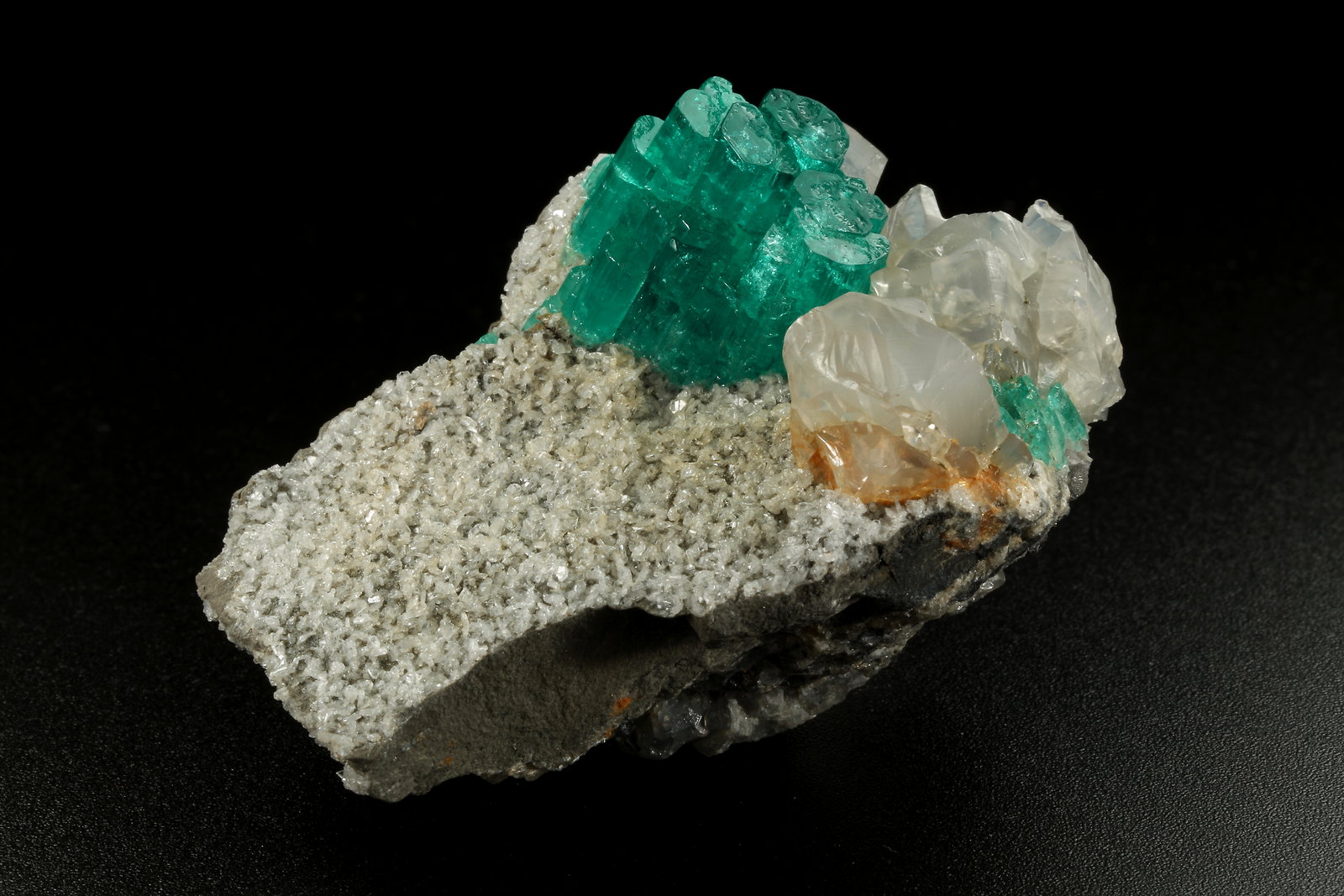 Beryl (variety emerald), Albite (variety cleavelandite), Dolomite, Pyrite
54x37x33mm, aggregate=14x18mm
(Autor: Fiebre Verde)