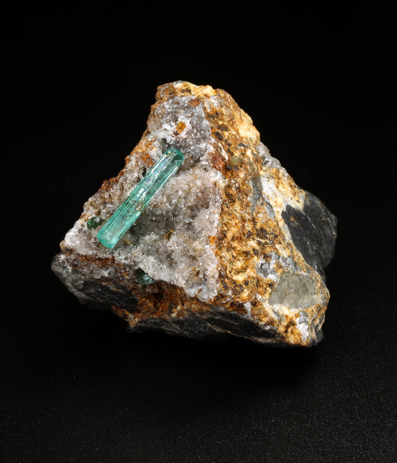 Beryl (variety emerald), Calcite
34x35x34mm, main xl=18mm
(Autor: Fiebre Verde)