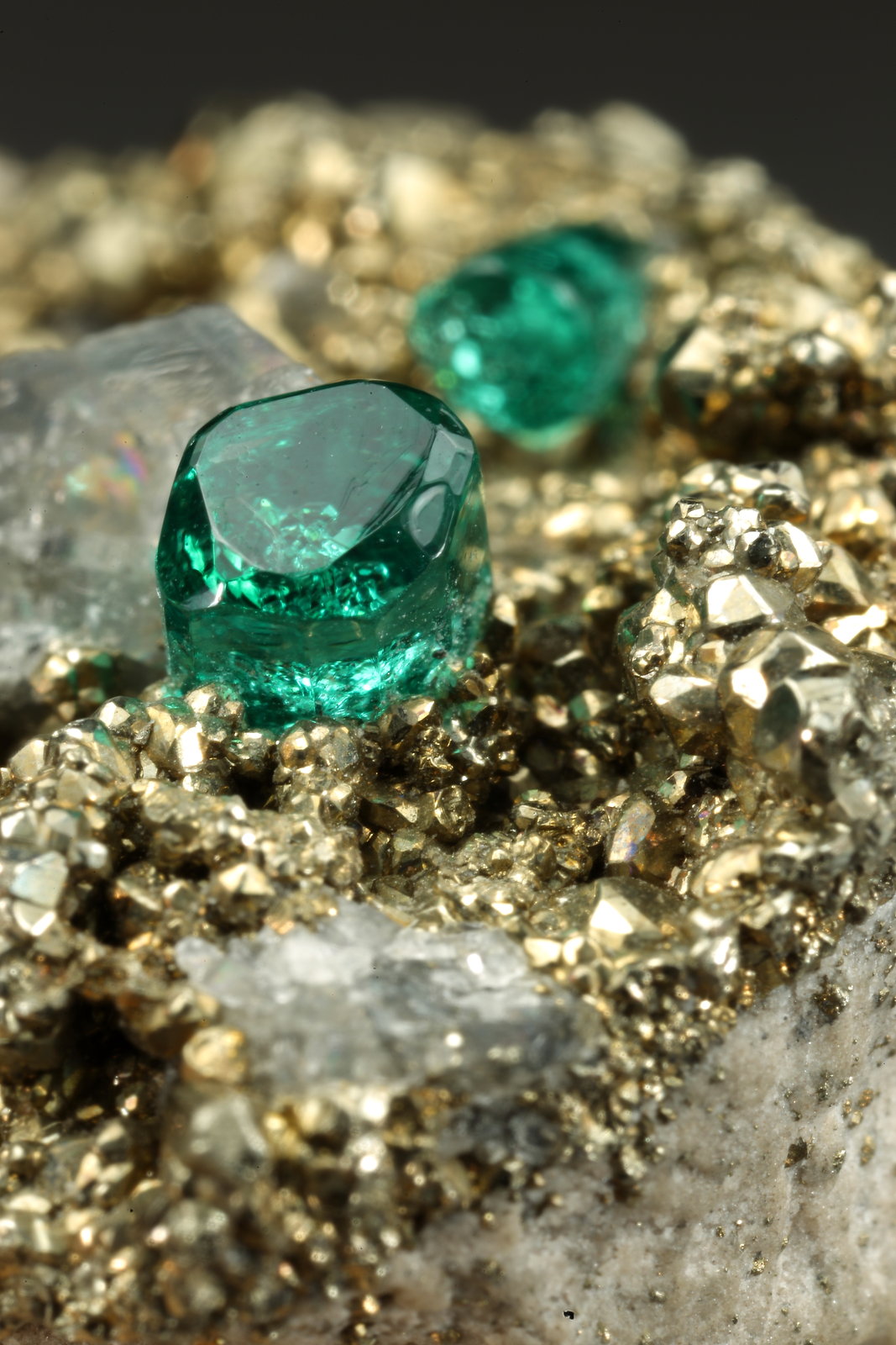 Beryl (variety emerald), Albite (variety cleavelandite), Calcite, Pyrite
18x25x12mm, xls=4 & 3mm
(Autor: Fiebre Verde)