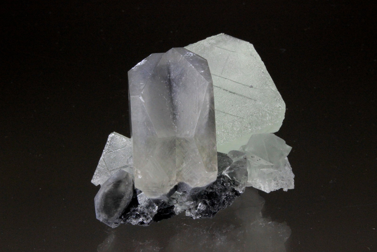 Fluorite, Calcite (twinned)
70mm x 58mm x 44mm
(Autor: Don Lum)