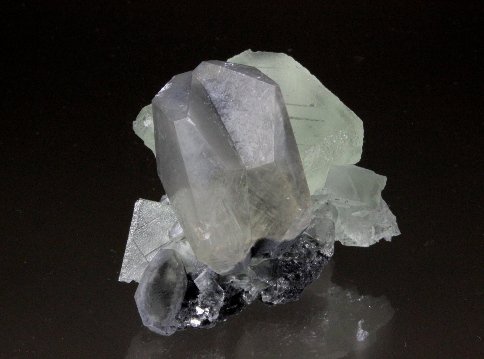 Fluorite, Calcite (twinned)
70mm x 58mm x 44mm
(Autor: Don Lum)