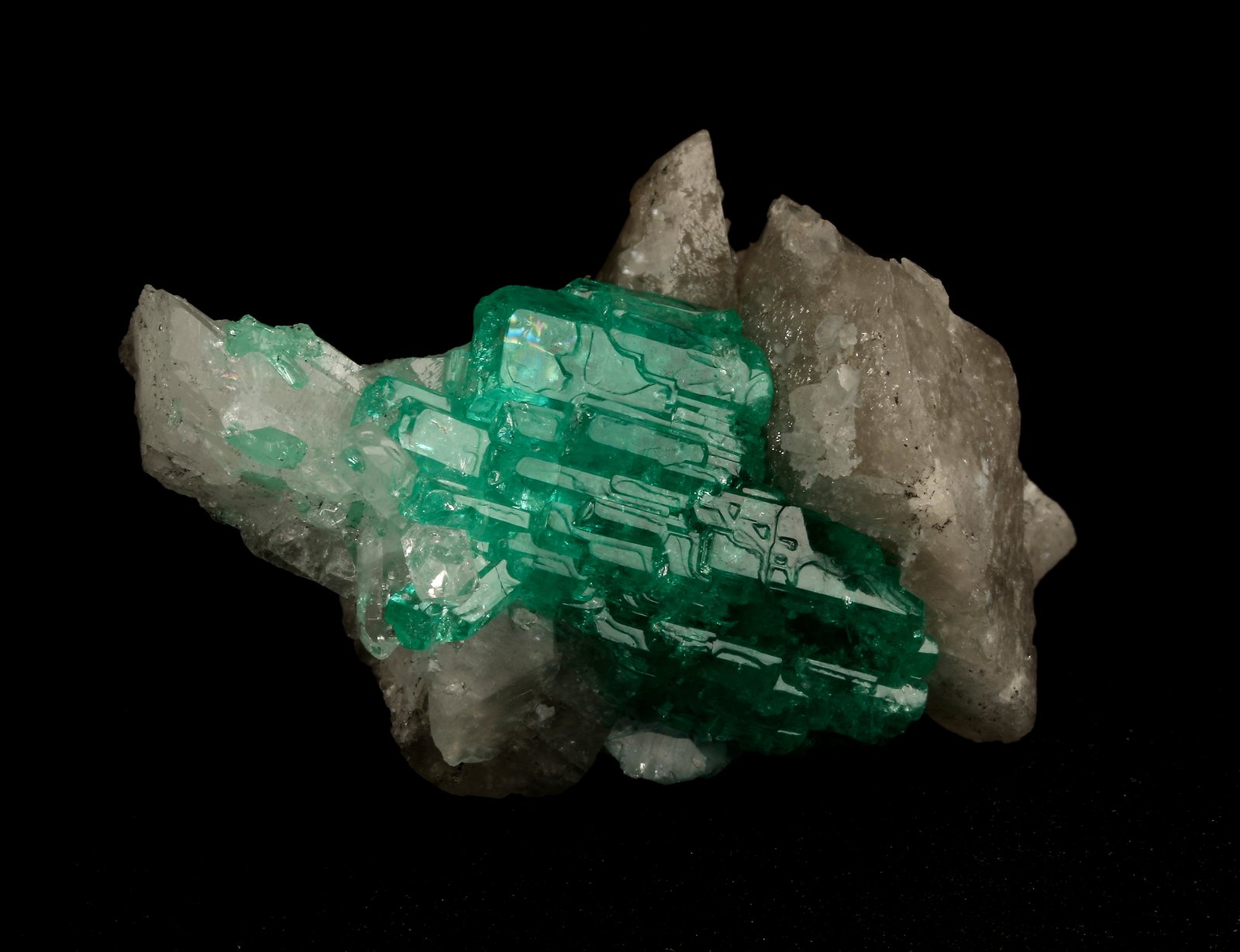 Beryl (variety emerald), Calcite, Quartz
21x35mm, cluster=20mm long
(Autor: Fiebre Verde)
