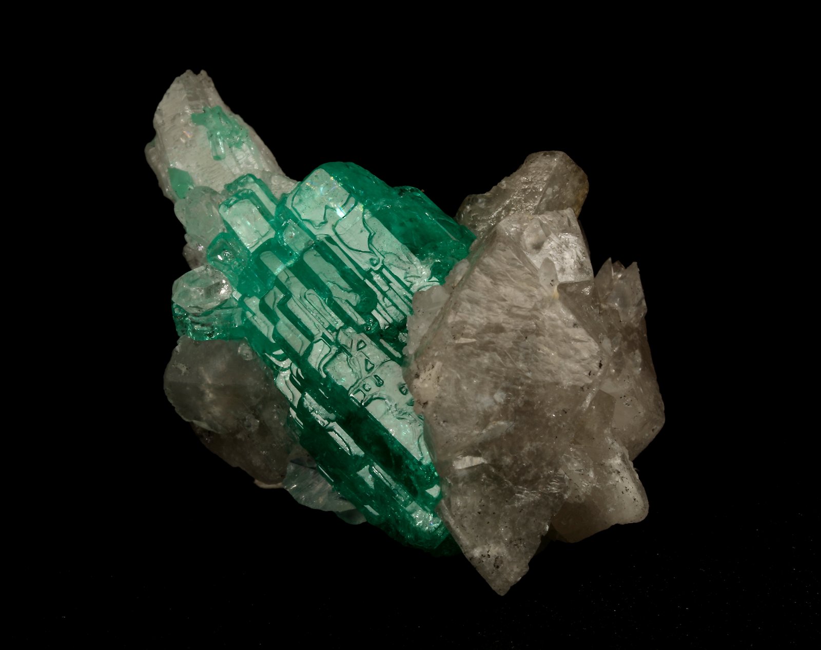 Beryl (variety emerald), Calcite, Quartz
21x35mm, cluster=20mm long
(Autor: Fiebre Verde)