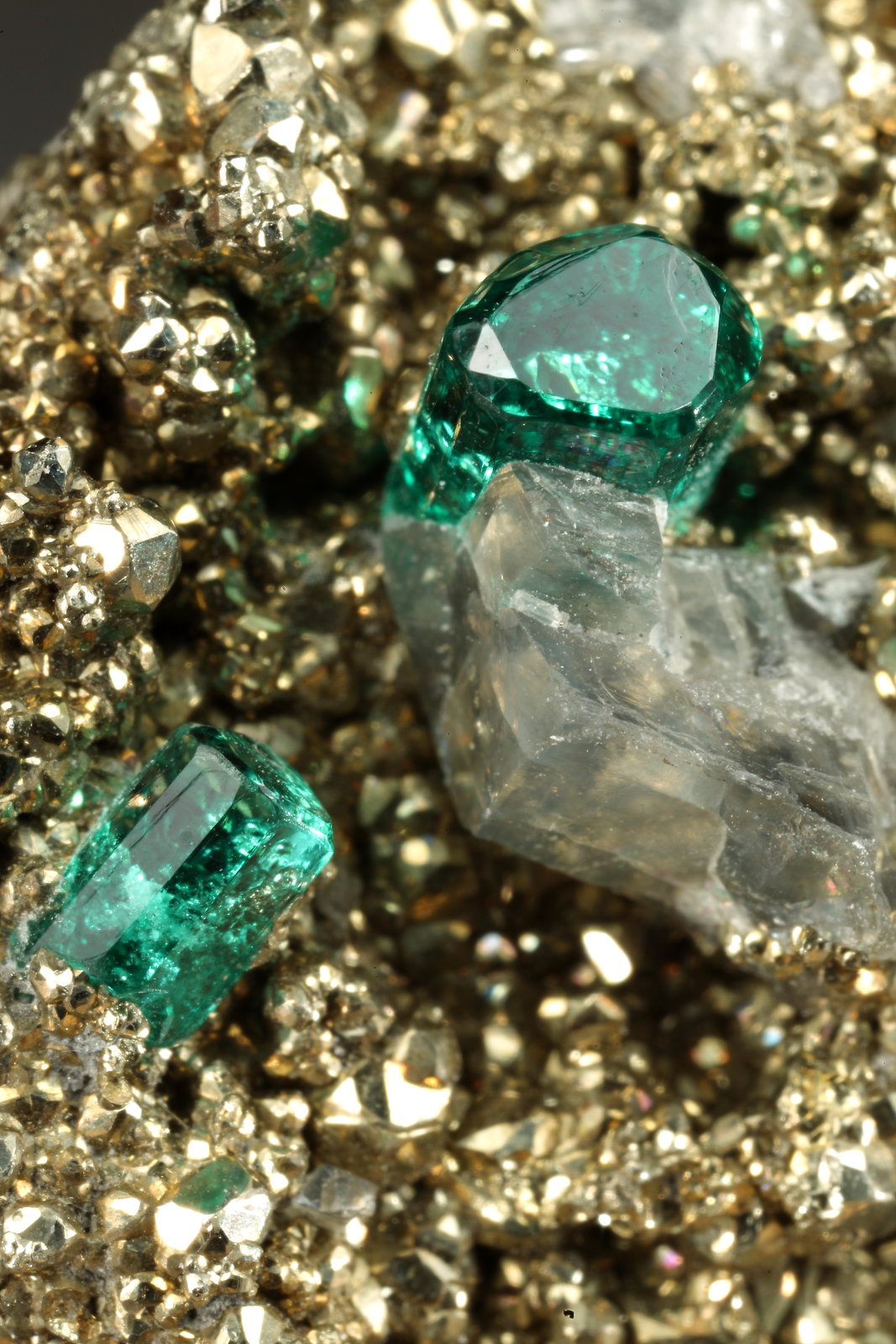 Beryl (variety emerald), Albite (variety cleavelandite), Calcite, Pyrite
18x25x12mm, xls=4 & 3mm
(Autor: Fiebre Verde)