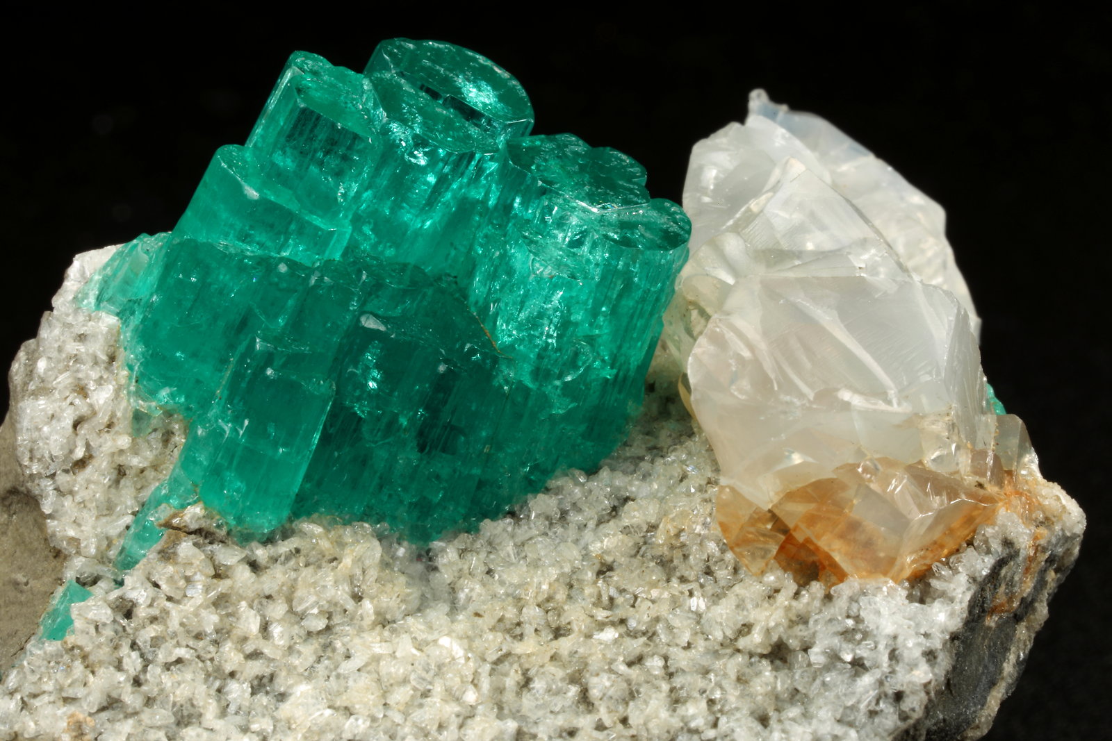 Beryl (variety emerald), Albite (variety cleavelandite), Dolomite, Pyrite
54x37x33mm, aggregate=14x18mm
(Autor: Fiebre Verde)
