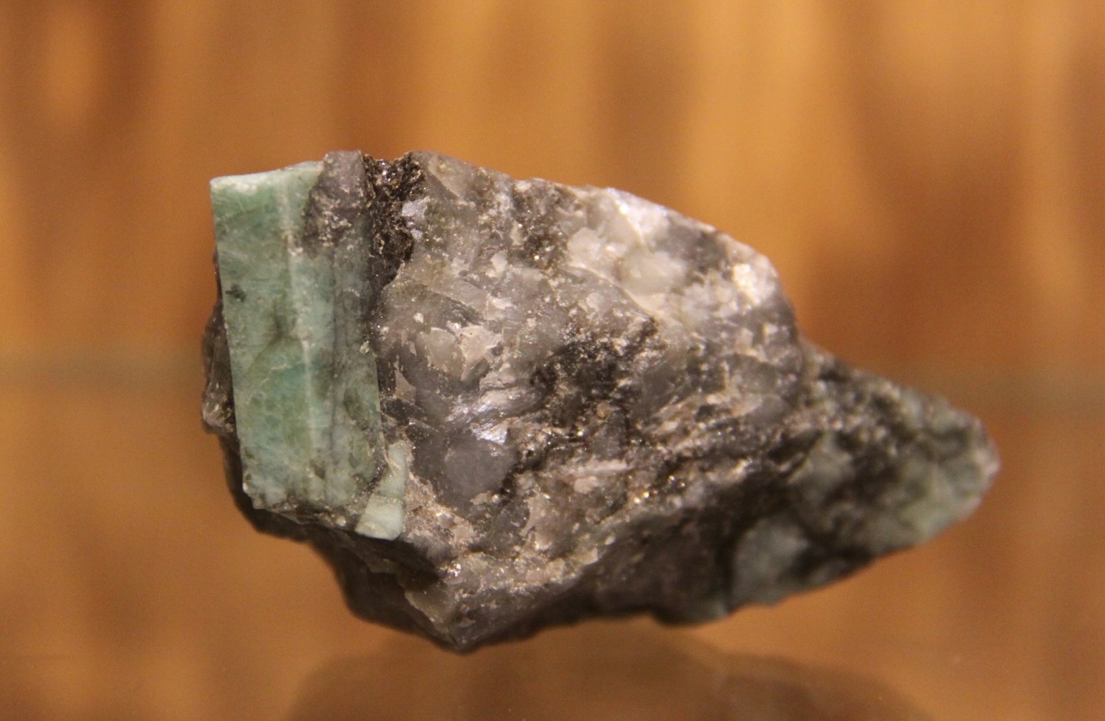 Beryl (variety emerald)
54 mm x 41 mm x 30 mm
(Autor: Firmo Espinar)