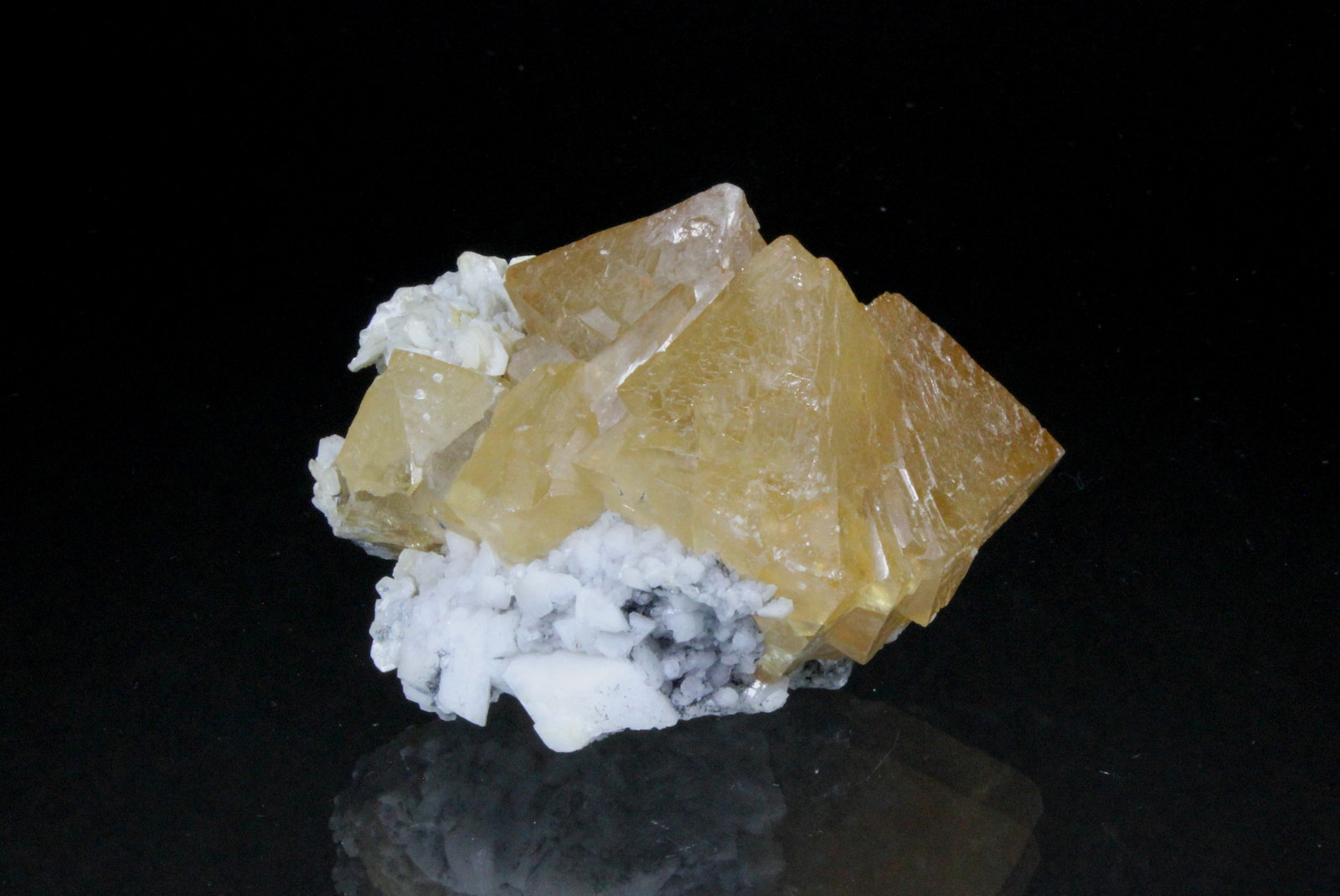 Scheelite, Calcite, Quartz
61mm x 46mm x 43mm
(Autor: Don Lum)