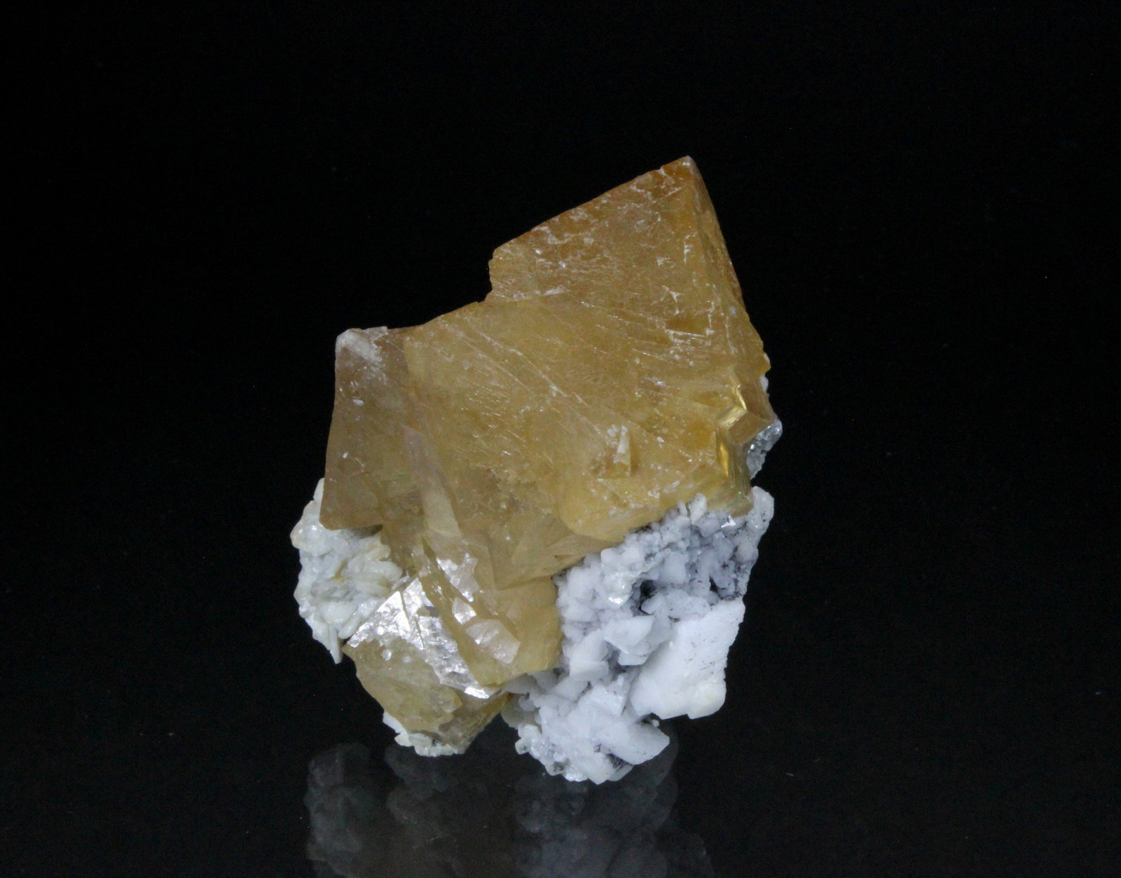 Scheelite, Calcite, Quartz
61mm x 46mm x 43mm
(Autor: Don Lum)