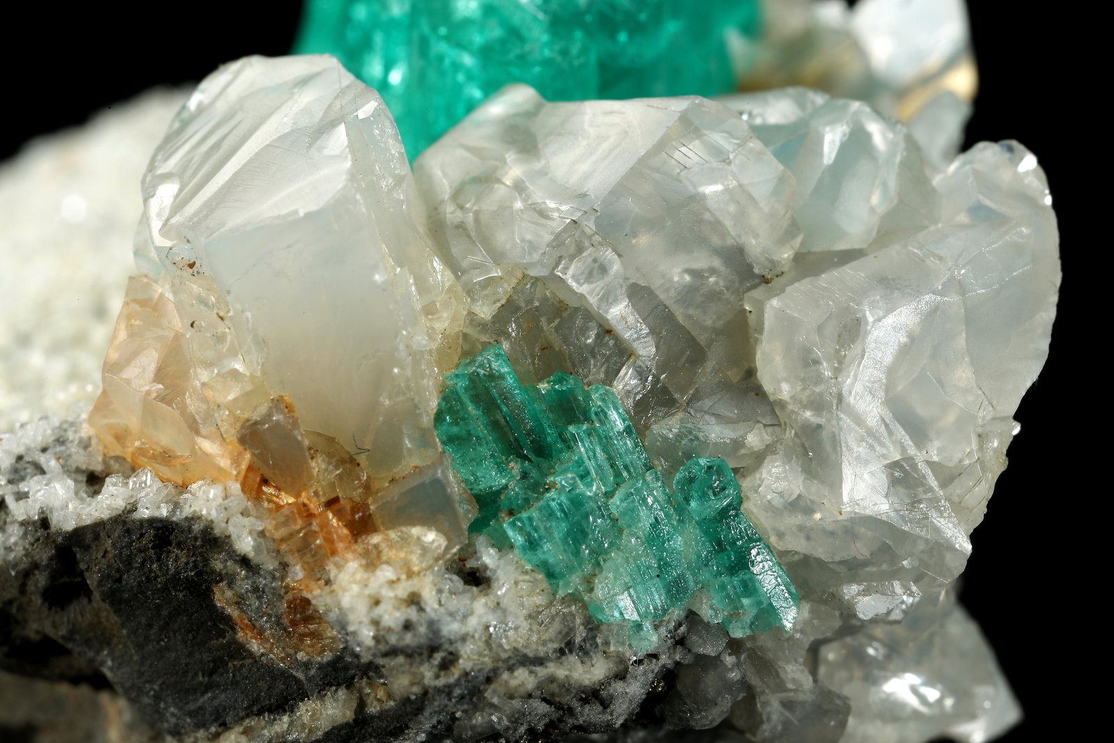 Beryl (variety emerald), Albite (variety cleavelandite), Dolomite, Pyrite
54x37x33mm, aggregate=14x18mm
(Autor: Fiebre Verde)