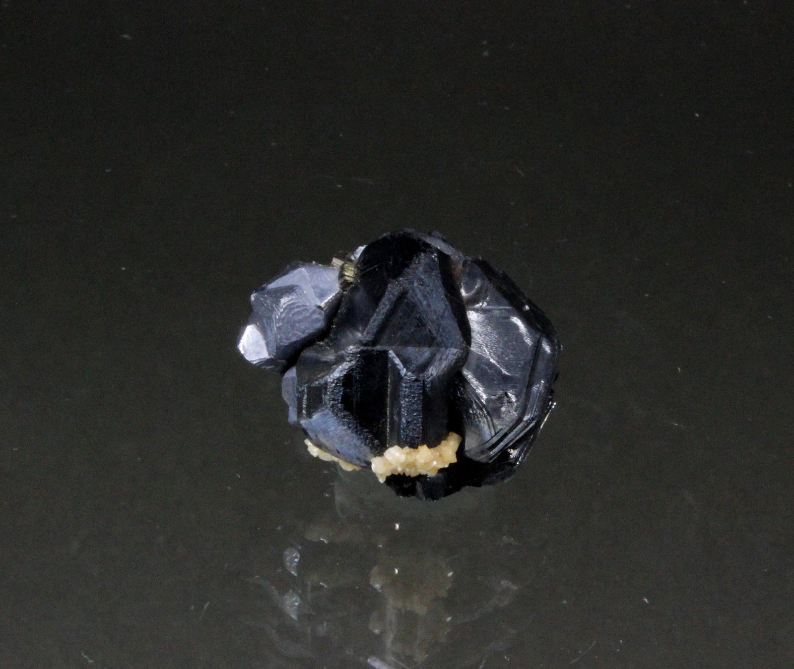Galena, Sphalerite, Pyrite, Calcite
30mm x 27mm x 18mm
(Autor: Don Lum)