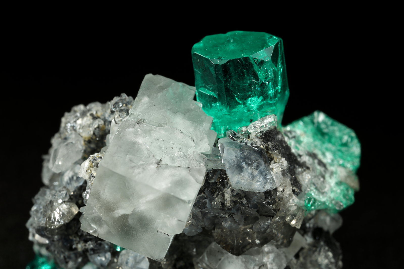 Beryl (variety emerald), Calcite, Fluorite
25x24x21mm, main xl=10mm
(Autor: Fiebre Verde)