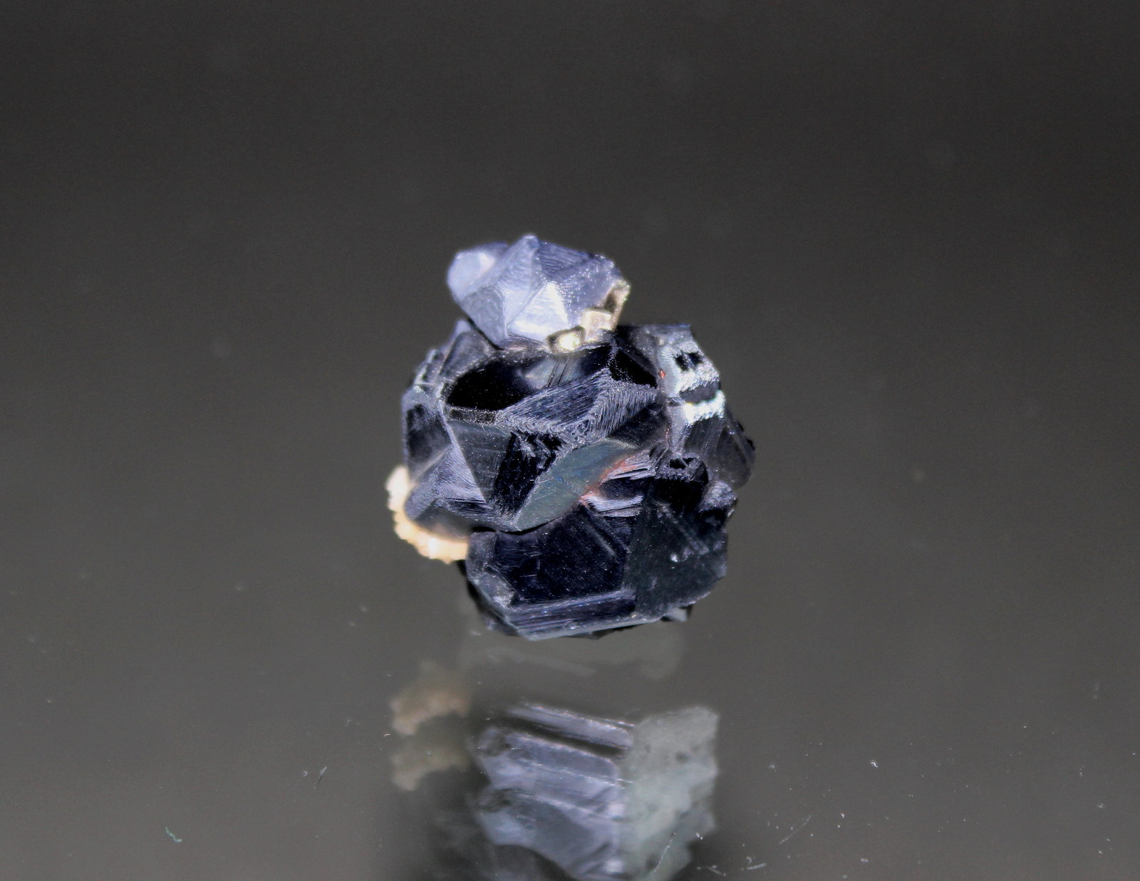 Galena, Sphalerite, Pyrite, Calcite
30mm x 27mm x 18mm
(Autor: Don Lum)