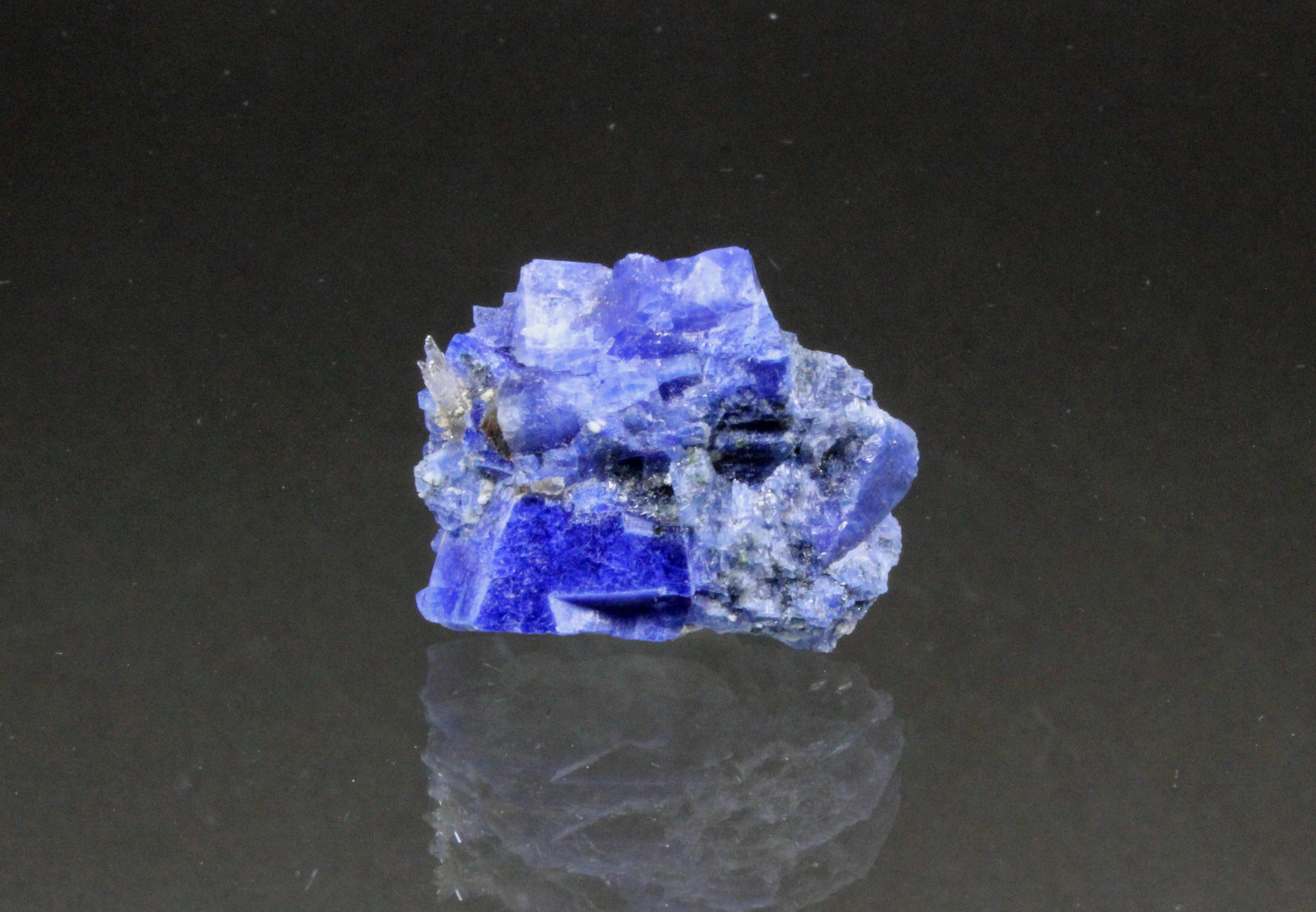 Carletonite, Quartz
34mm x 30mm x 15mm
(Autor: Don Lum)
