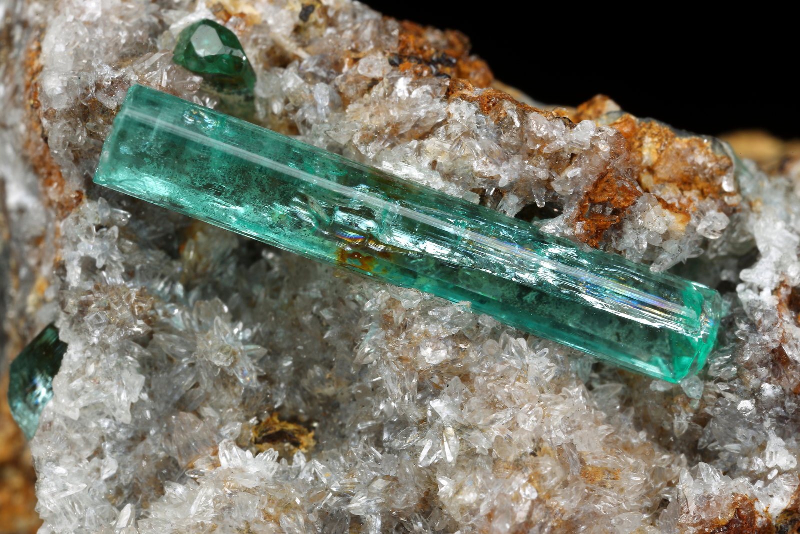 Beryl (variety emerald), Calcite
34x35x34mm, main xl=18mm
(Autor: Fiebre Verde)
