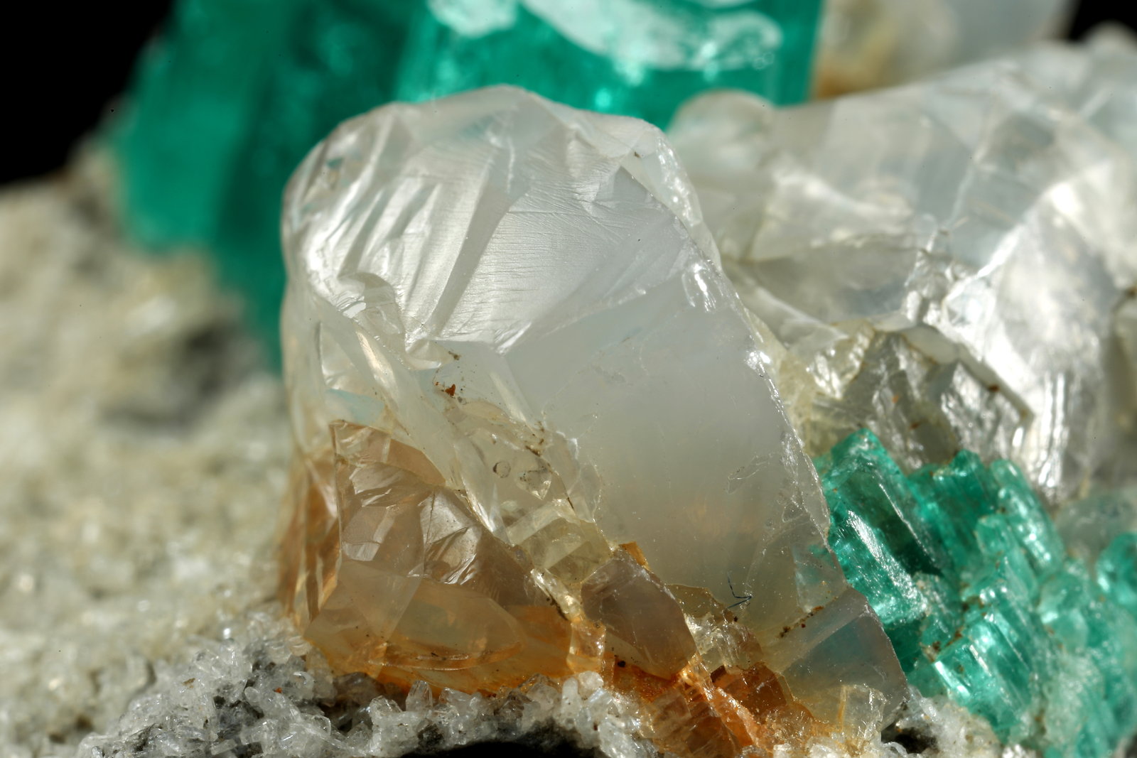 Beryl (variety emerald), Albite (variety cleavelandite), Dolomite, Pyrite
54x37x33mm, aggregate=14x18mm
(Autor: Fiebre Verde)