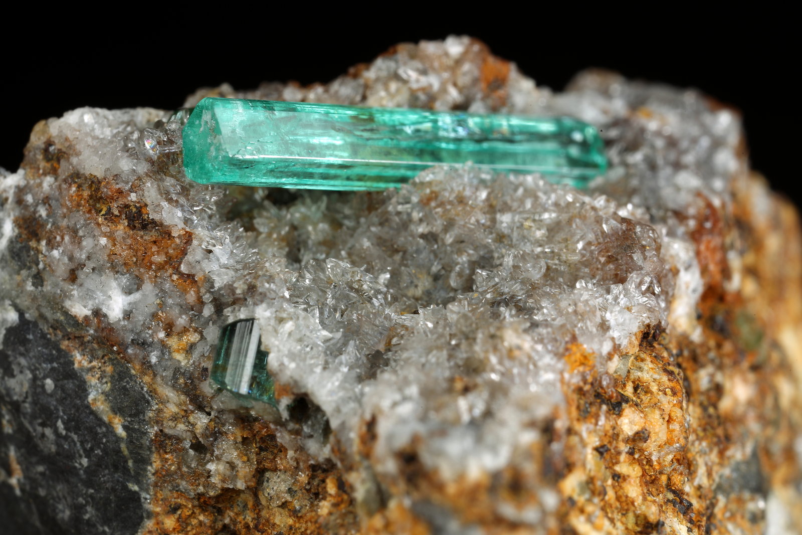 Beryl (variety emerald), Calcite
34x35x34mm, main xl=18mm
(Autor: Fiebre Verde)