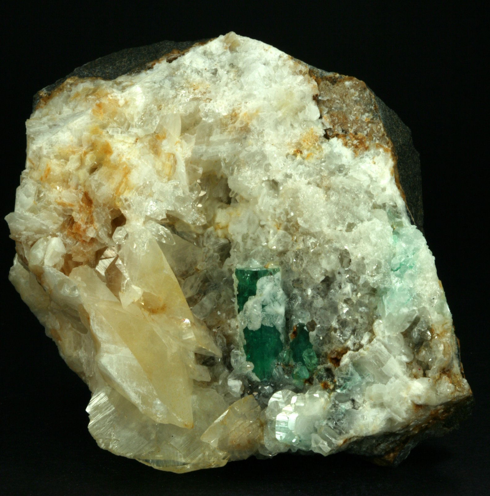 Beryl (variety emerald), Calcite, Quartz
80x90x35mm
(Autor: Fiebre Verde)