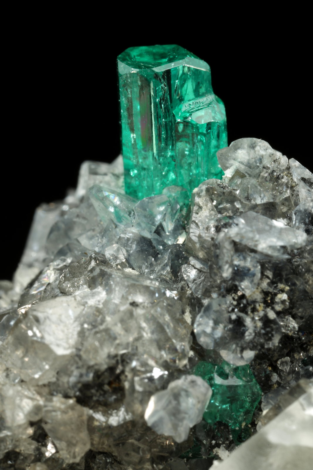 Beryl (variety emerald), Calcite, Fluorite
25x24x21mm, main xl=10mm
(Autor: Fiebre Verde)