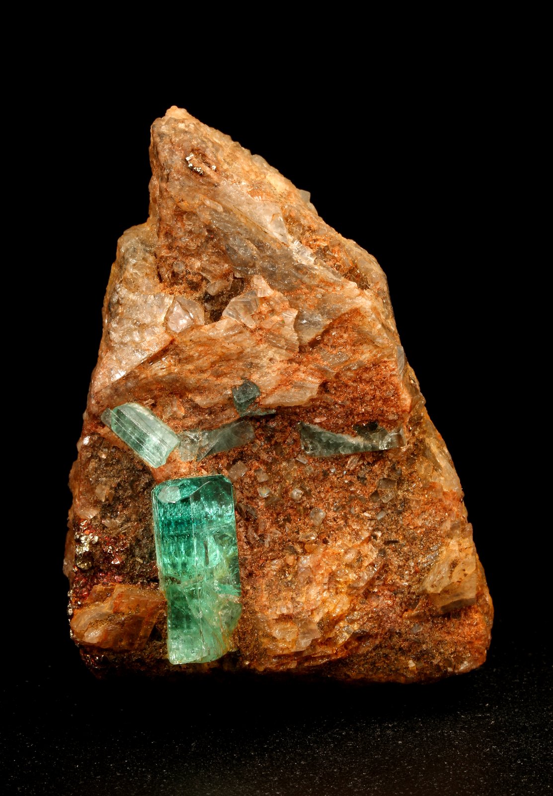 Beryl (variety emerald), Calcite, Pyrite
30x12x42mm, main xl=13x5mm
(Autor: Fiebre Verde)