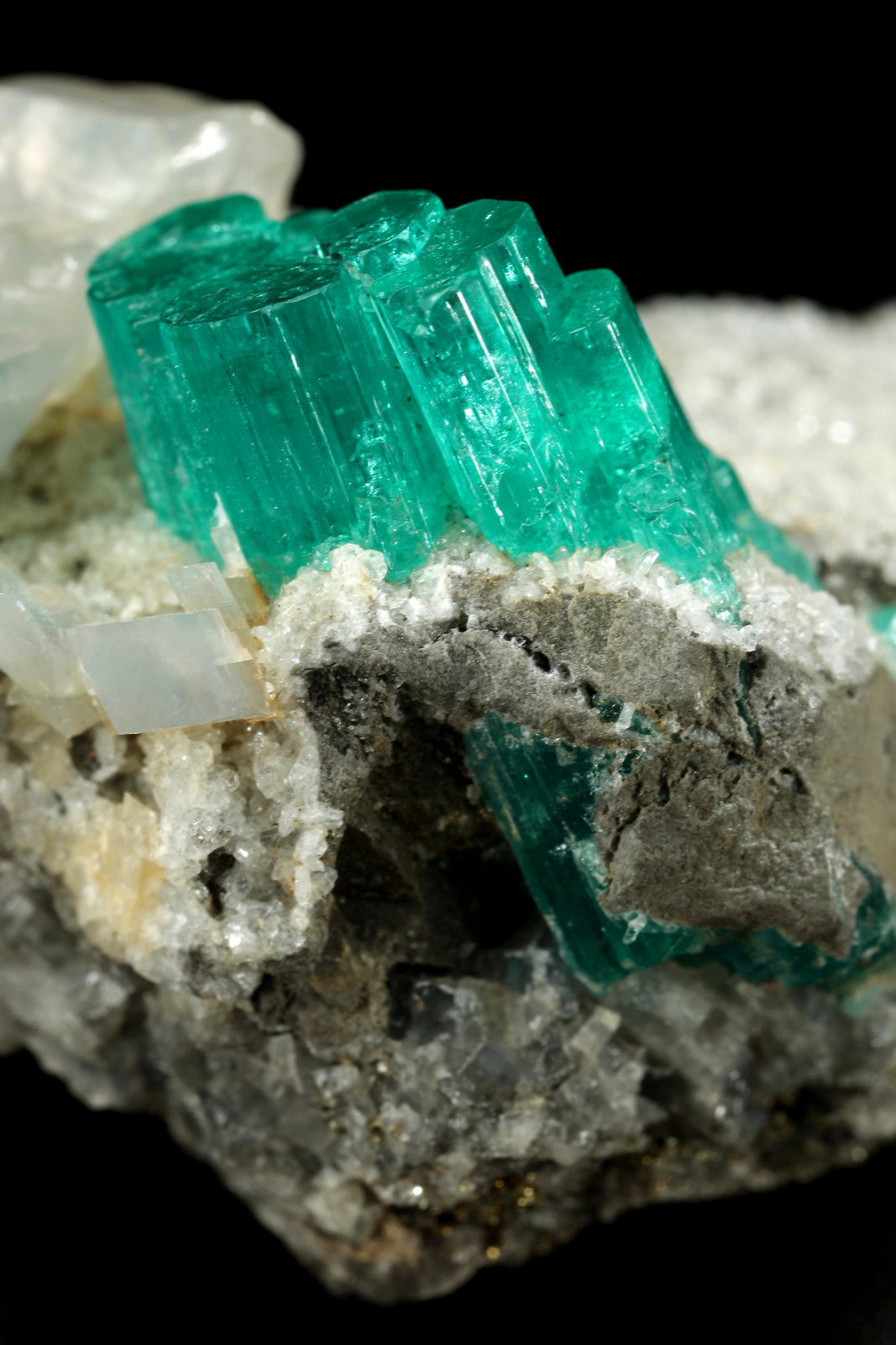 Beryl (variety emerald), Albite (variety cleavelandite), Dolomite, Pyrite
54x37x33mm, aggregate=14x18mm
(Autor: Fiebre Verde)