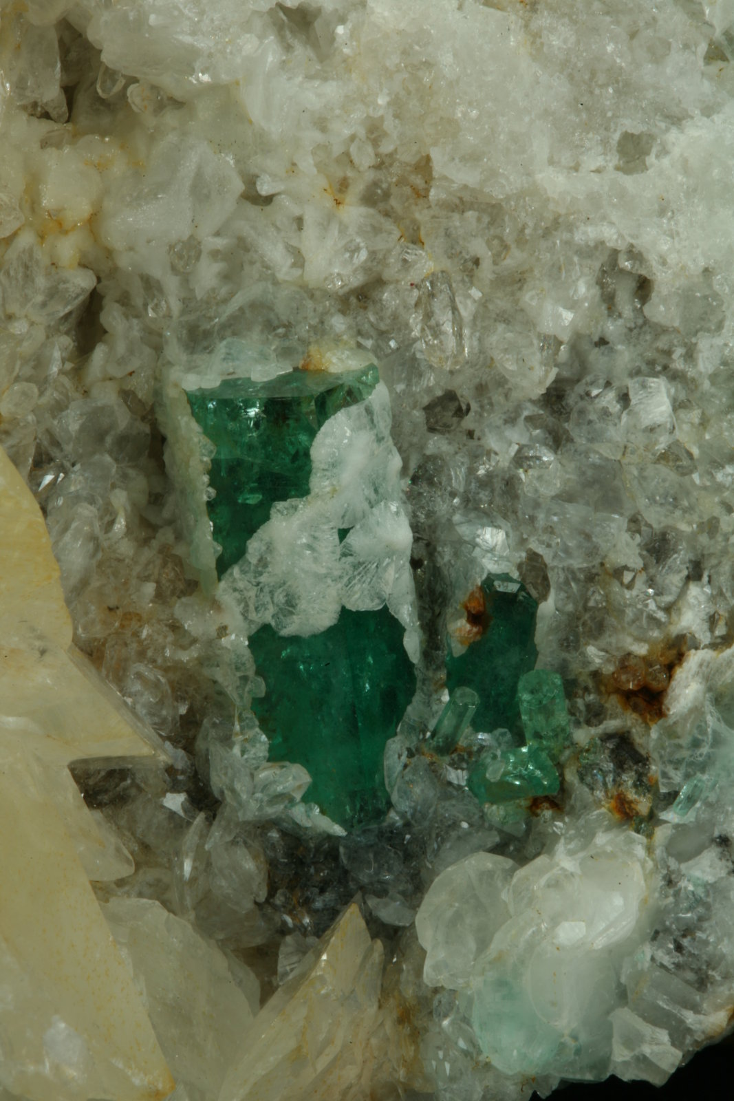 Beryl (variety emerald), Calcite, Quartz
80x90x35mm
(Autor: Fiebre Verde)
