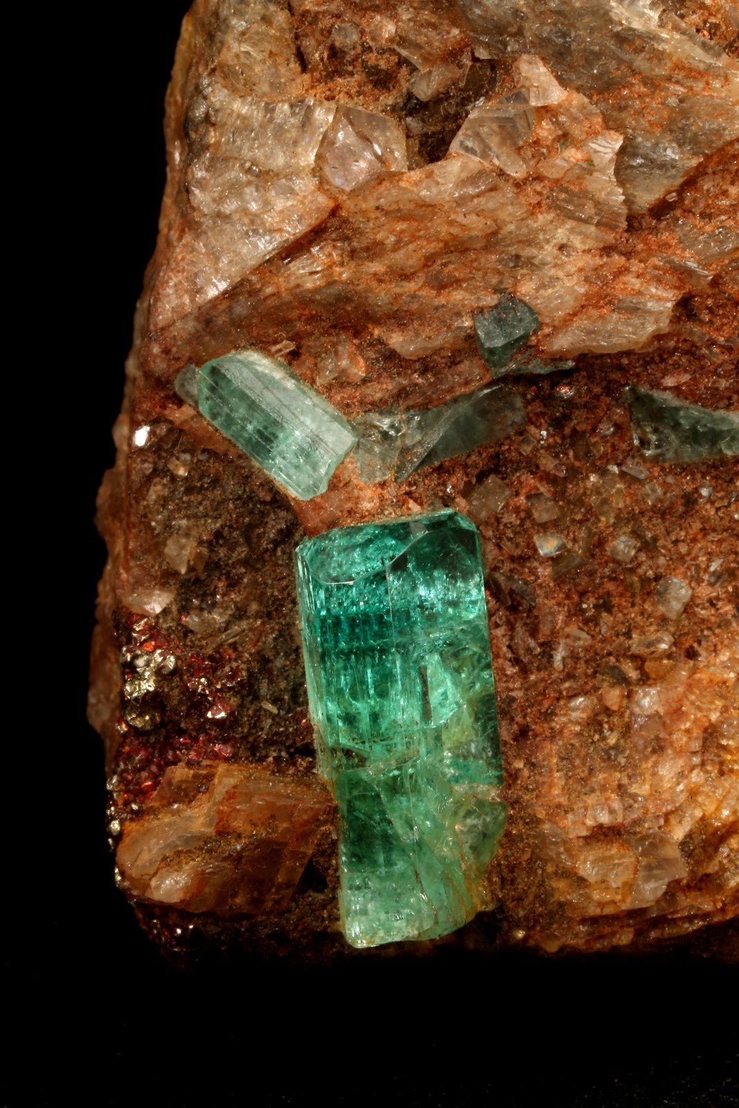 Beryl (variety emerald), Calcite, Pyrite
30x12x42mm, main xl=13x5mm
(Autor: Fiebre Verde)
