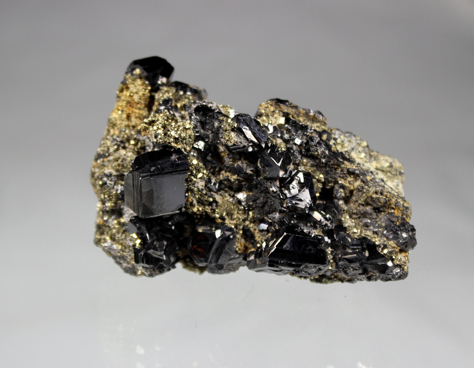 Sphalerite, Pyrite
80mm x 55mm x 50mm
(Autor: Don Lum)