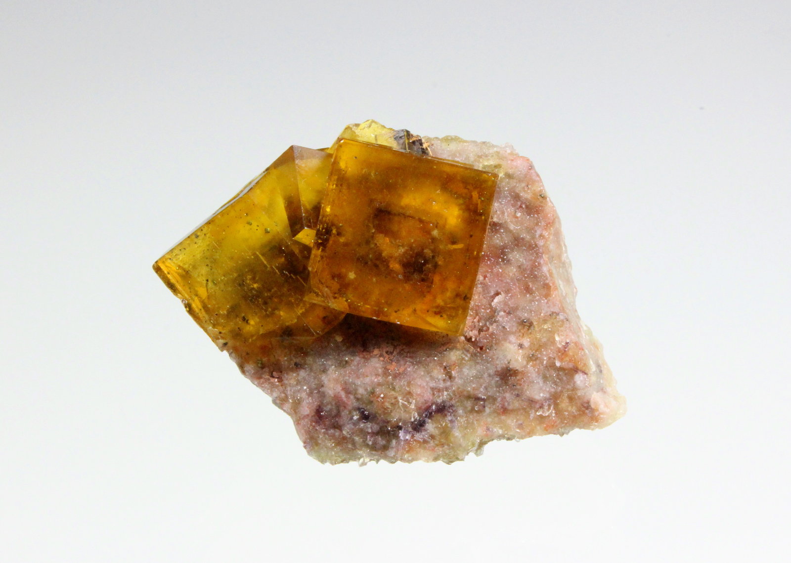 Fluorite, Chalcopyrite
40mm x 35mm x 40mm
(Autor: Don Lum)