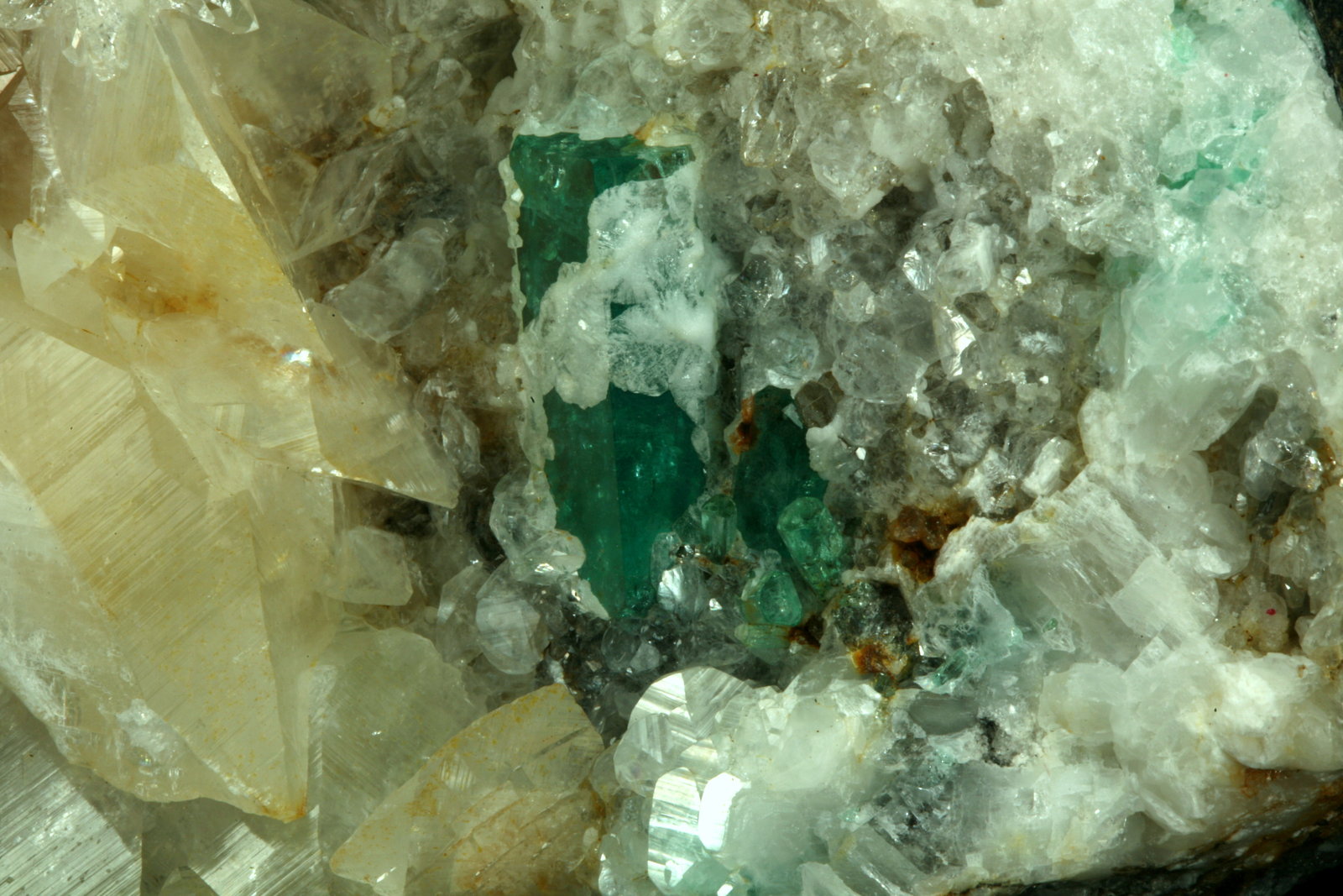 Beryl (variety emerald), Calcite, Quartz
80x90x35mm
(Autor: Fiebre Verde)