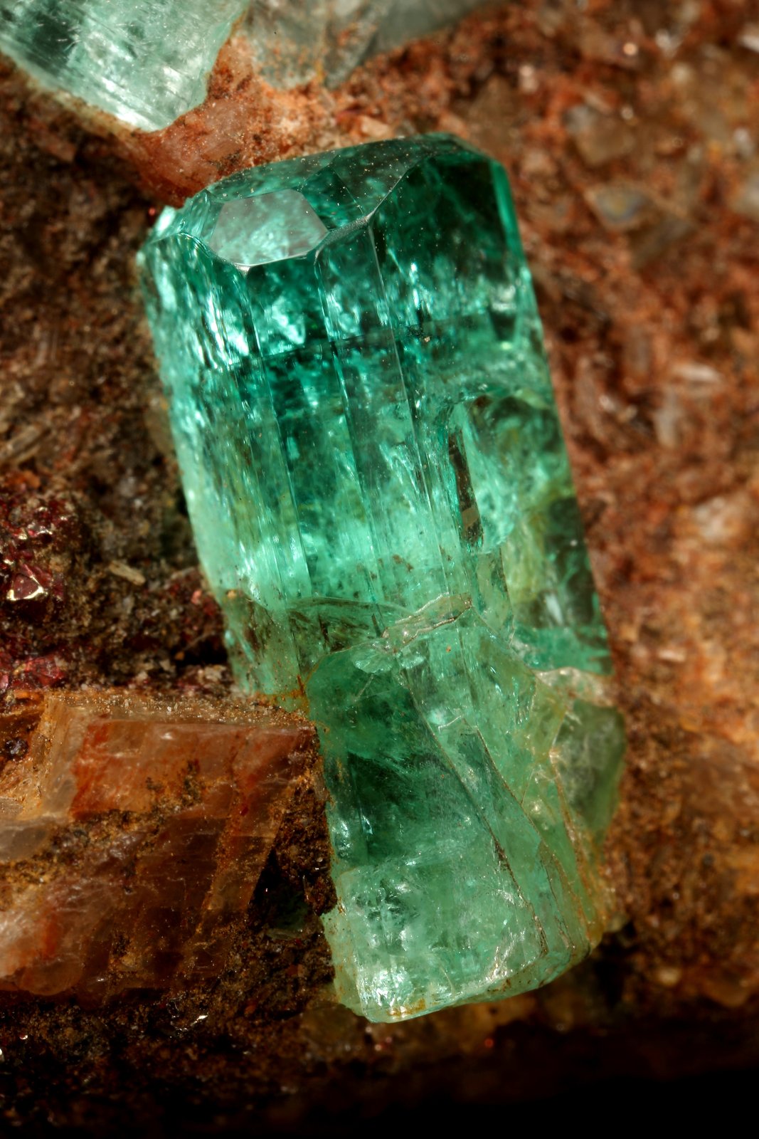 Beryl (variety emerald), Calcite, Pyrite
30x12x42mm, main xl=13x5mm
(Autor: Fiebre Verde)