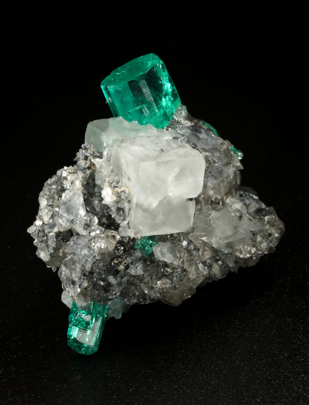 Beryl (variety emerald), Calcite, Fluorite
25x24x21mm, main xl=10mm
(Autor: Fiebre Verde)