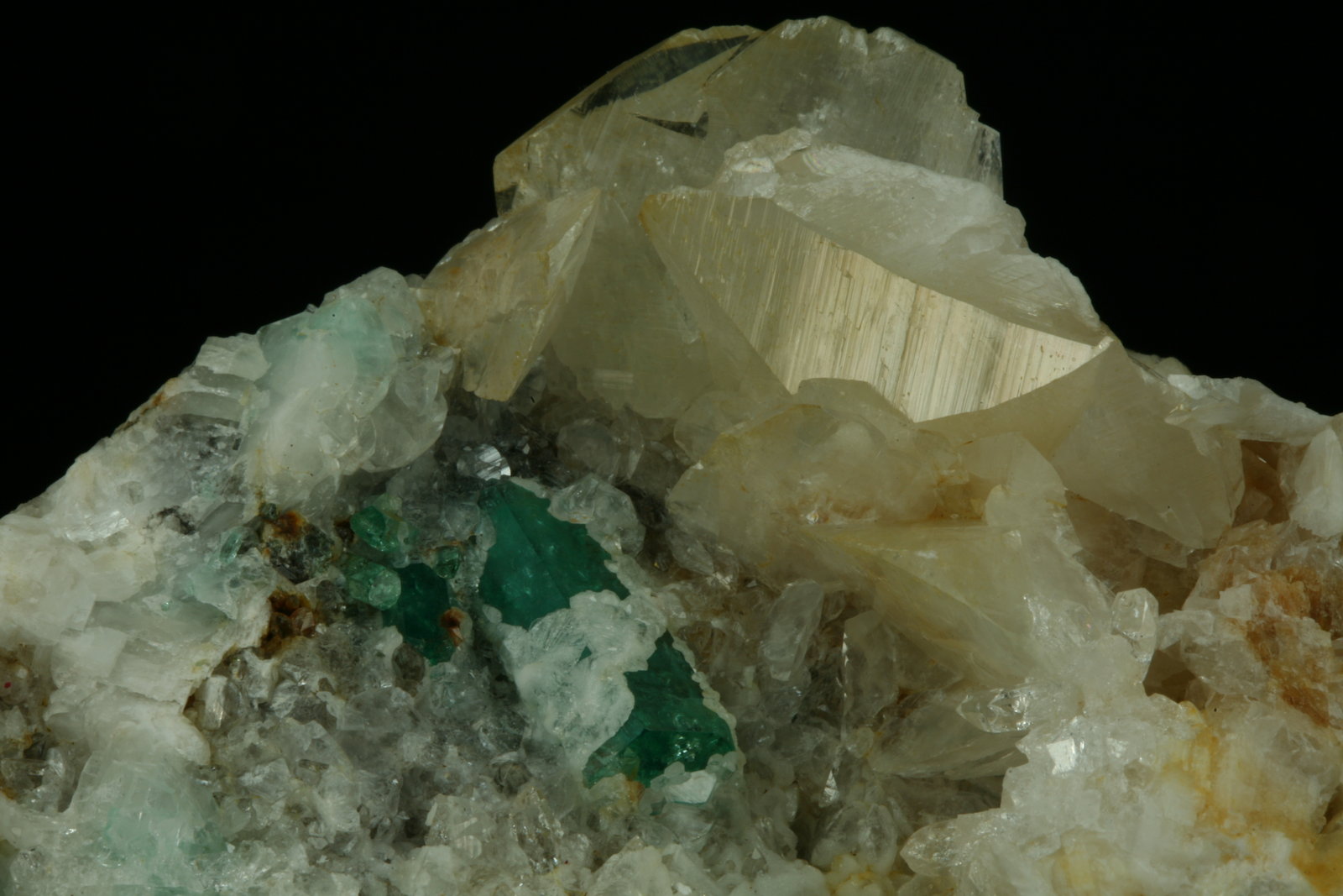 Beryl (variety emerald), Calcite, Quartz
80x90x35mm
(Autor: Fiebre Verde)