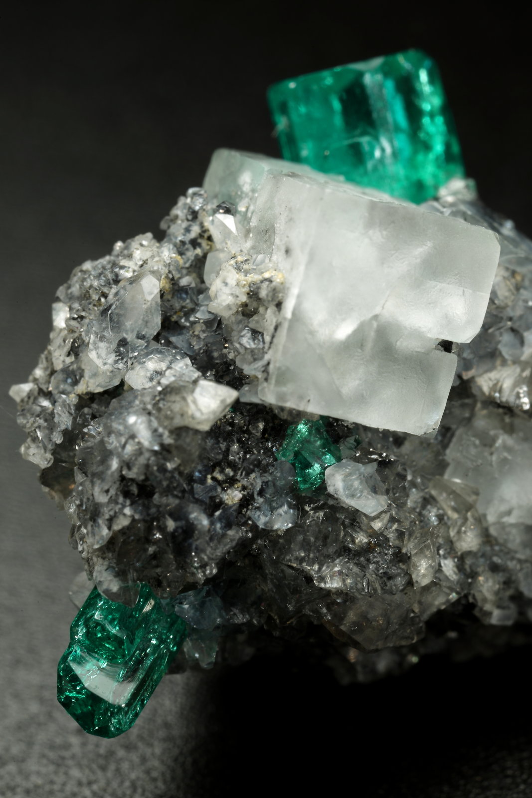 Beryl (variety emerald), Calcite, Fluorite
25x24x21mm, main xl=10mm
(Autor: Fiebre Verde)