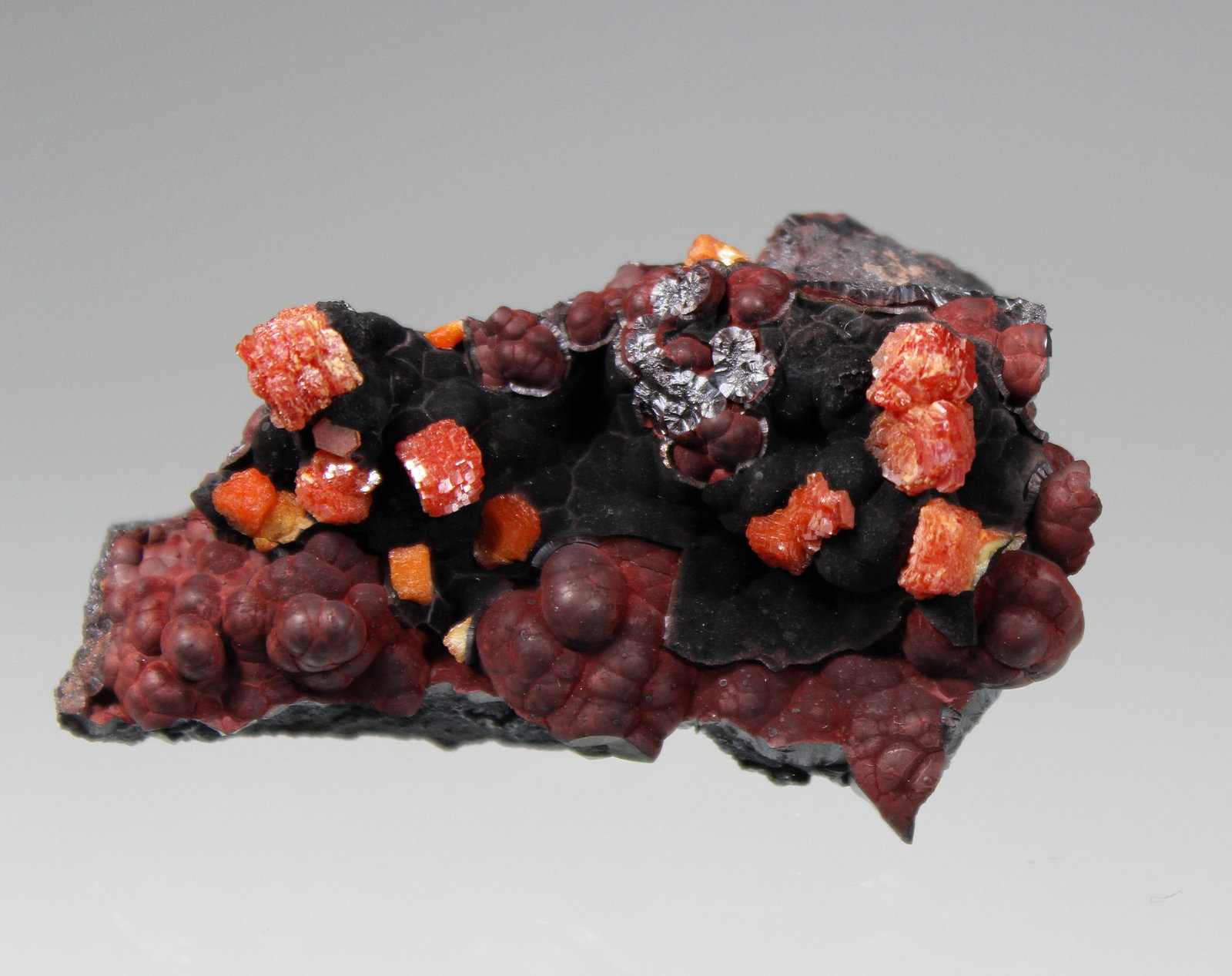 Vanadinite, Goethite
75mm x 46mm x 32mm
(Autor: Don Lum)
