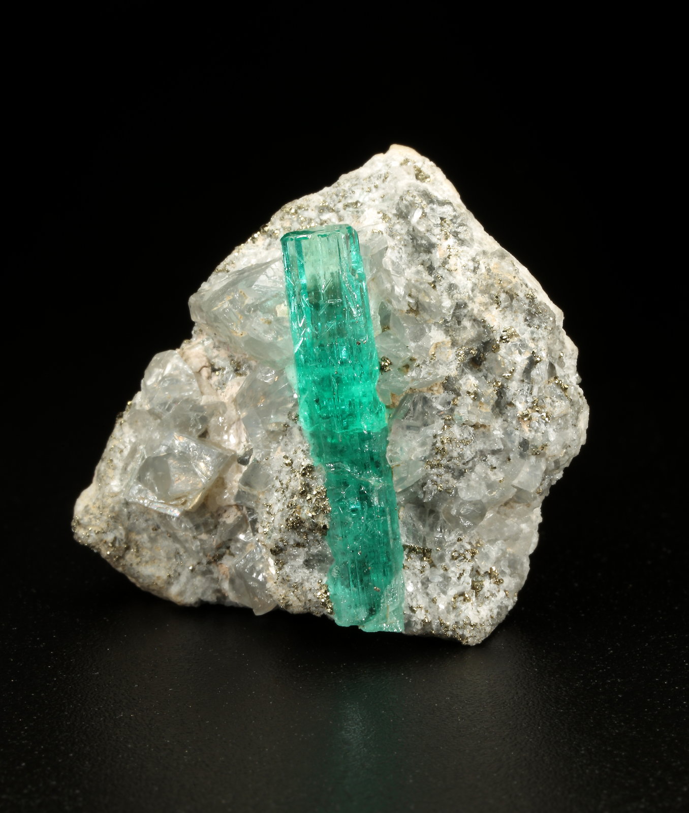 Beryl (variety emerald), Dolomite, Pyrite
29x27x19mm, xl=22mm
(Autor: Fiebre Verde)
