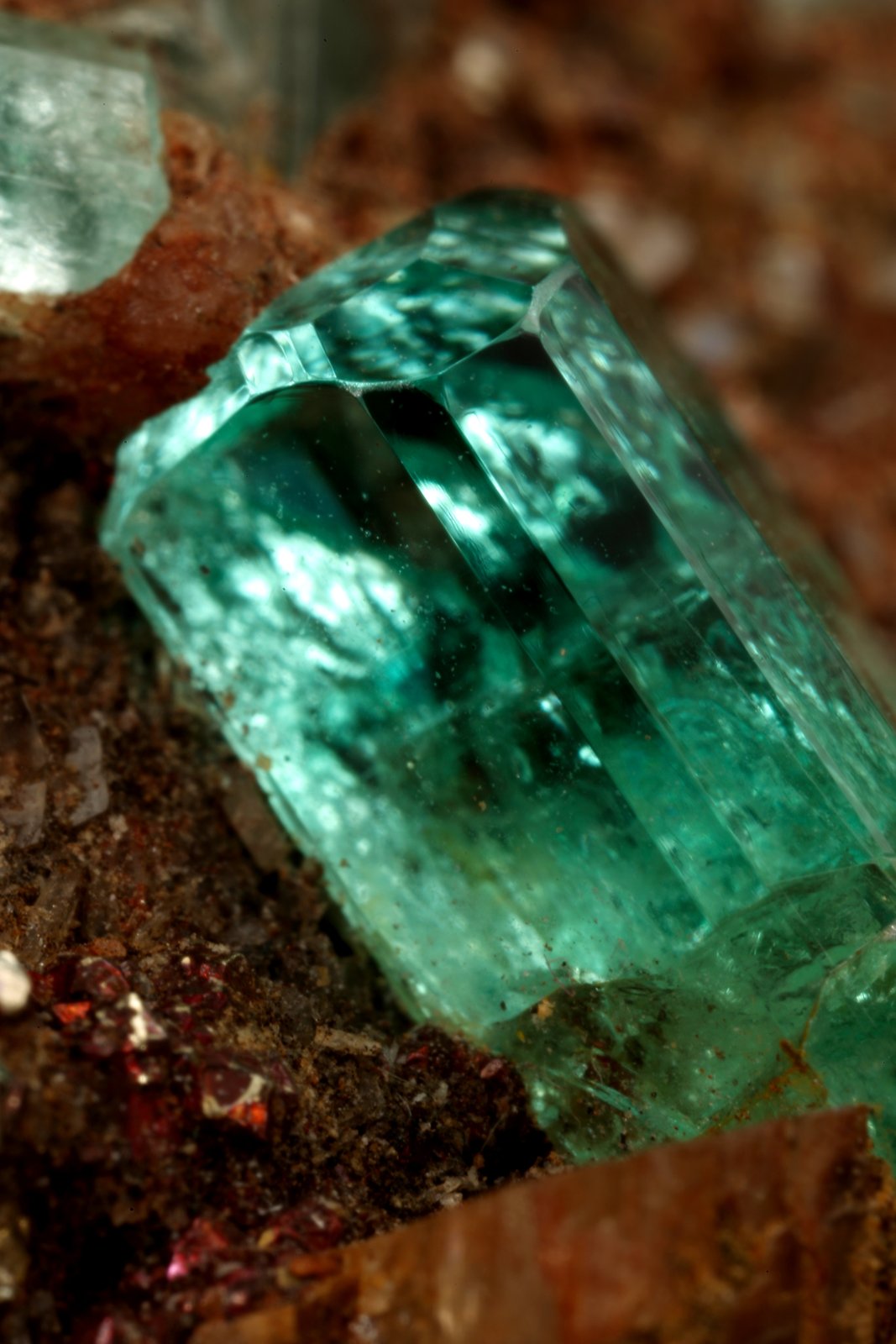 Beryl (variety emerald), Calcite, Pyrite
30x12x42mm, main xl=13x5mm
(Autor: Fiebre Verde)